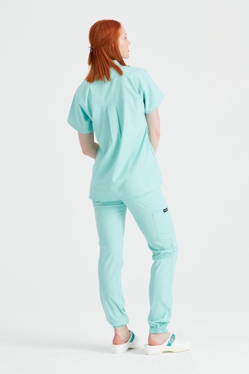 Costum Medical Verde Mint, Unisex - Model Activity