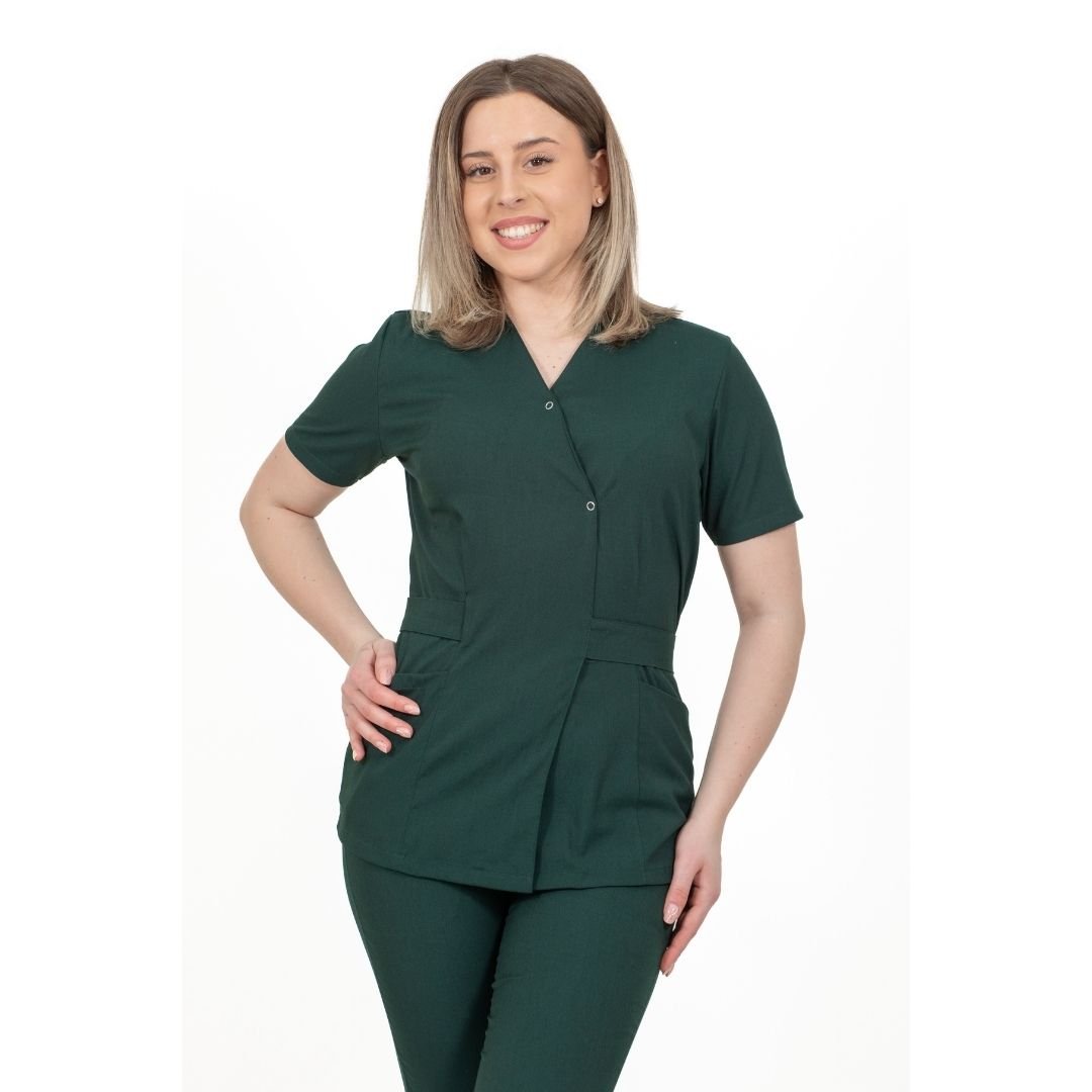 asistenta imbracata intr-un bluza medicala tip kimono, culoarea verde kaki