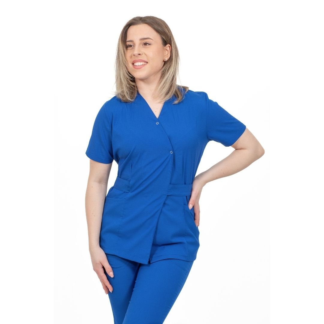 a nővér kimonó típusú orvosi blúzba öltözött, királykék színben