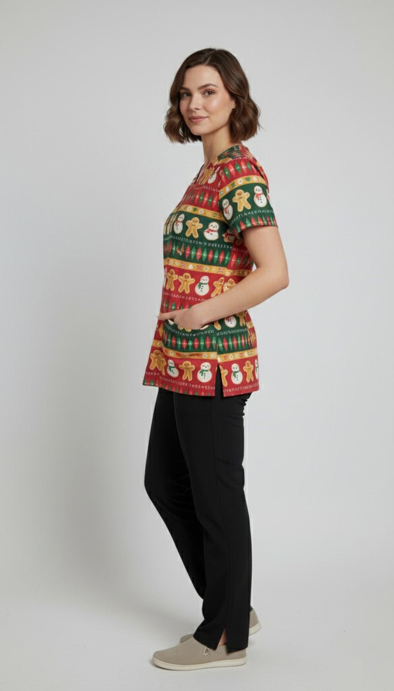 Bluza medicala dama imprimeu sarbatori – turta dulce si oameni de zapada