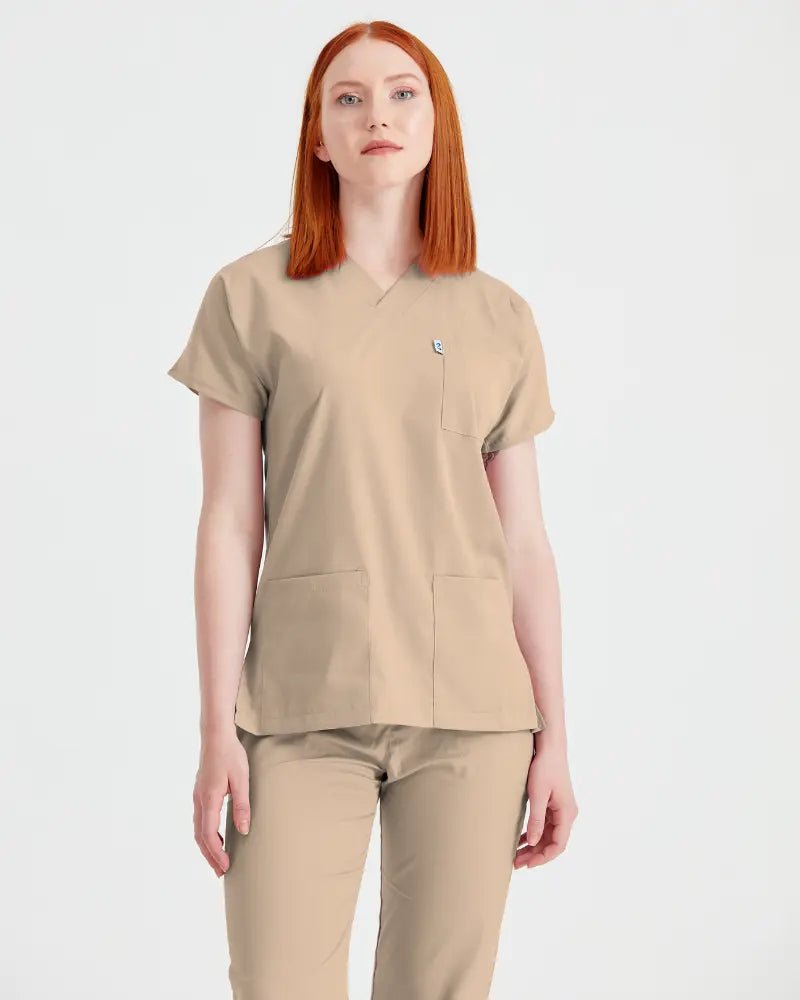 Asistenta medicala imbracata in costum medical de dama din elastan, bej / crem, vedere din fata