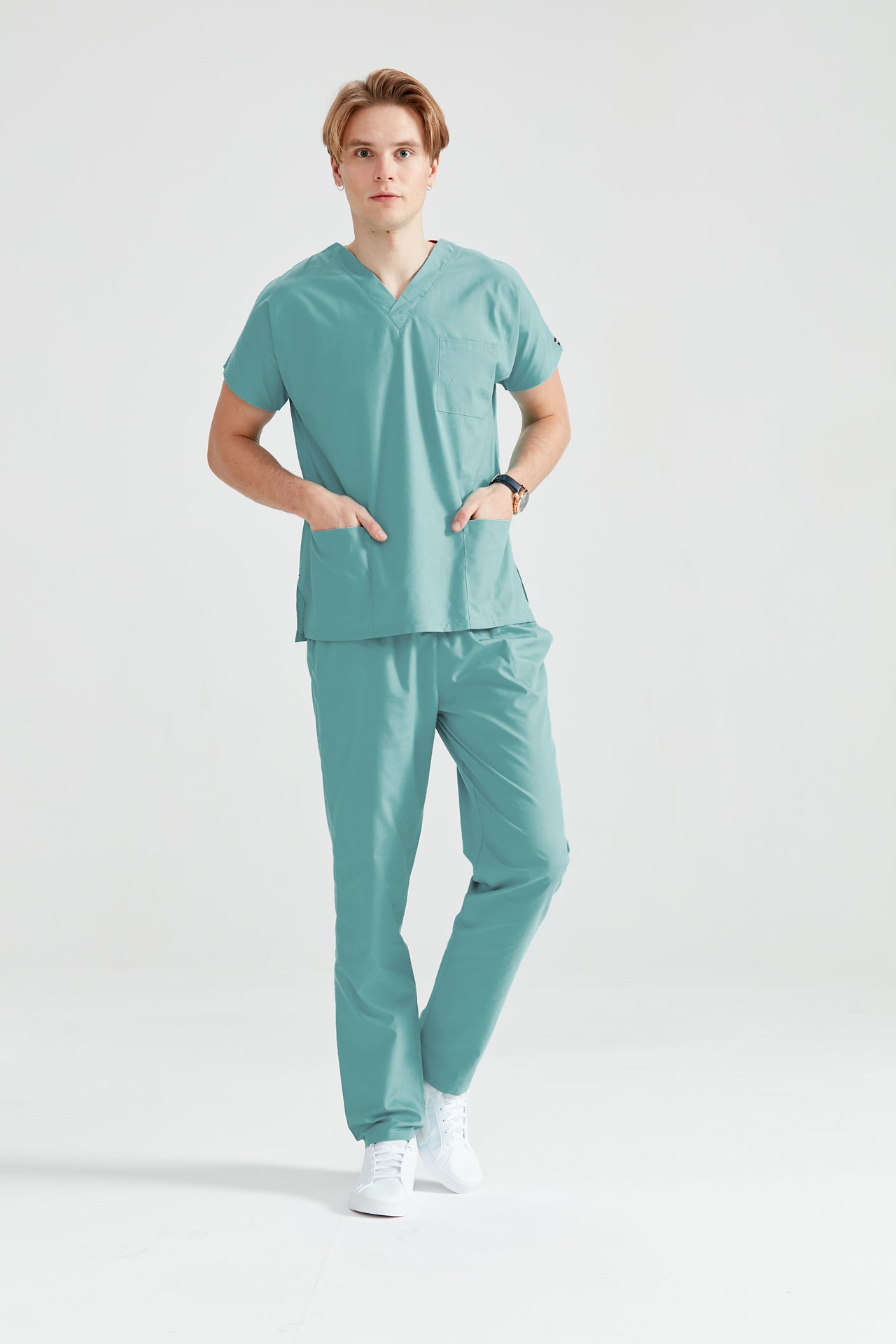 Asistent medical imbracat in costum medical barbati, elastan, verde militar, vedere din profil