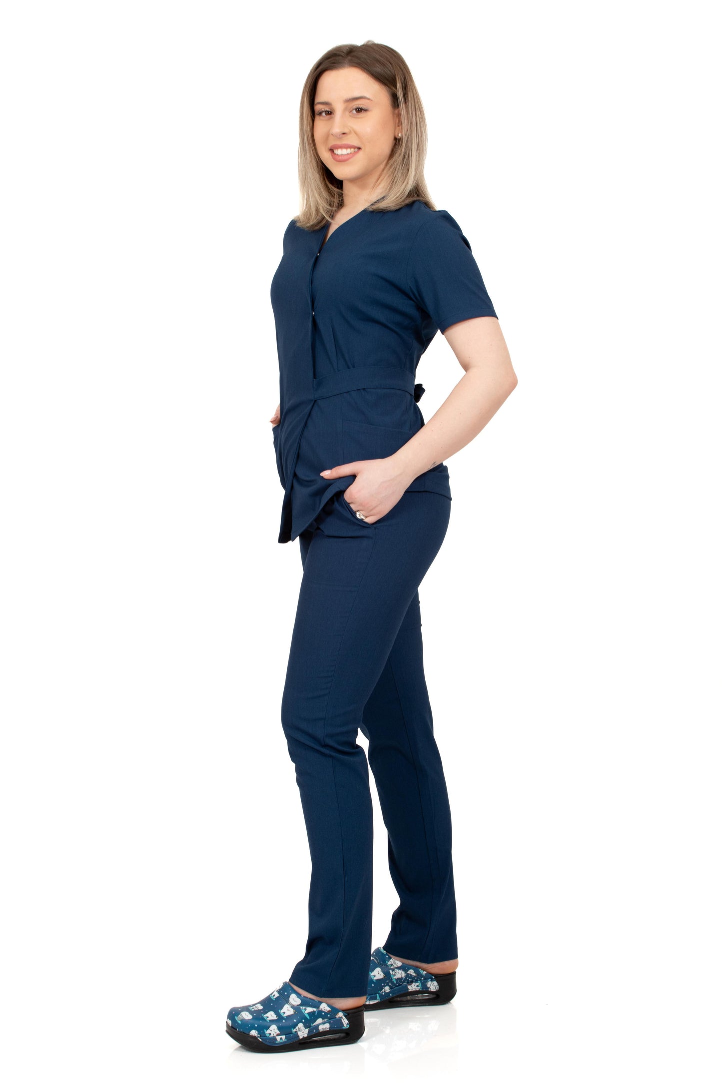 a nővér kimonó típusú orvosi öltönyben, indigókékben