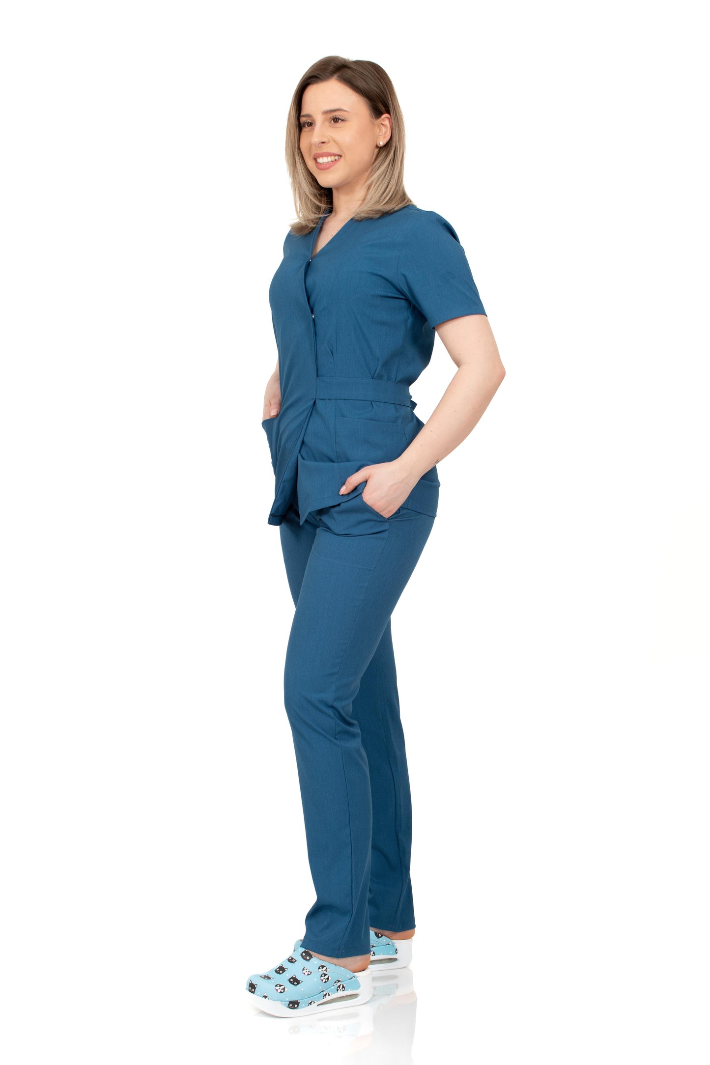 a nővér kimonó típusú orvosi öltönyben, benzinkék színű