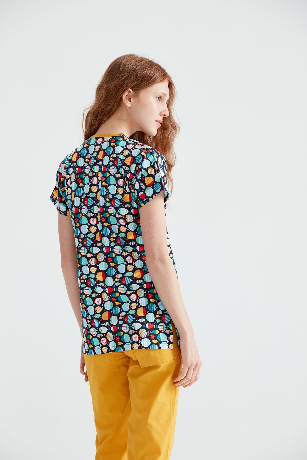 Női orvosi blúzba öltözött nővér, elasztánnal, Hello Fish, hátulnézet