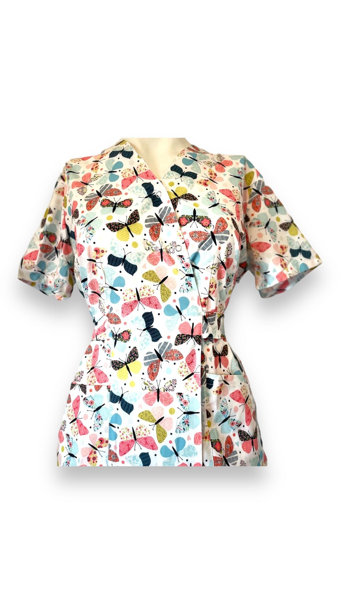 fehér kimonó orvosi blúz színes pillangómintával