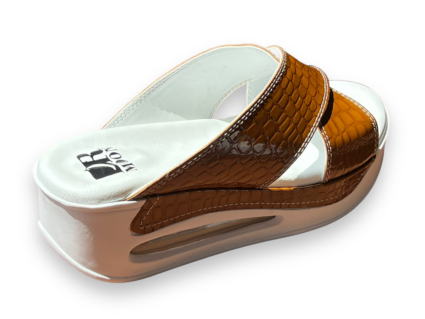 Orvosi ortopéd szandál merevítővel és magas talppal, oldalról - hátulról fényképezve