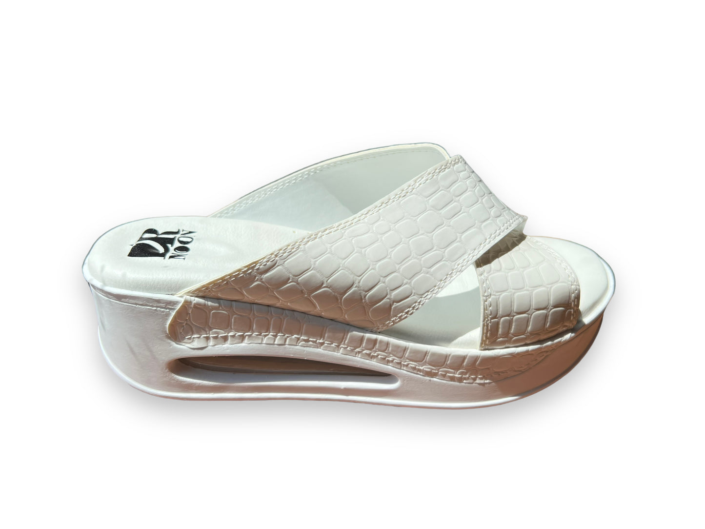 Sandale ortopedice medicale cu barete si talpa inalta fotografiate din lateral si izolate pe fond alb