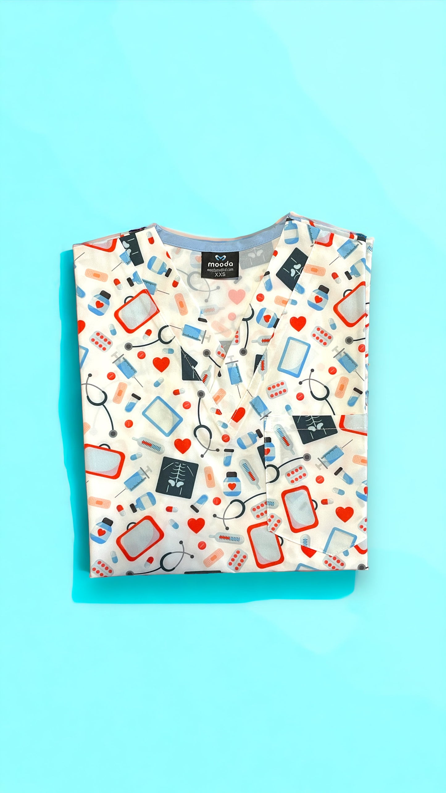 Bluza Medicala Elastan, Albi cu Imprimeu, Femei - Model Uniforma Medicala Stetescop