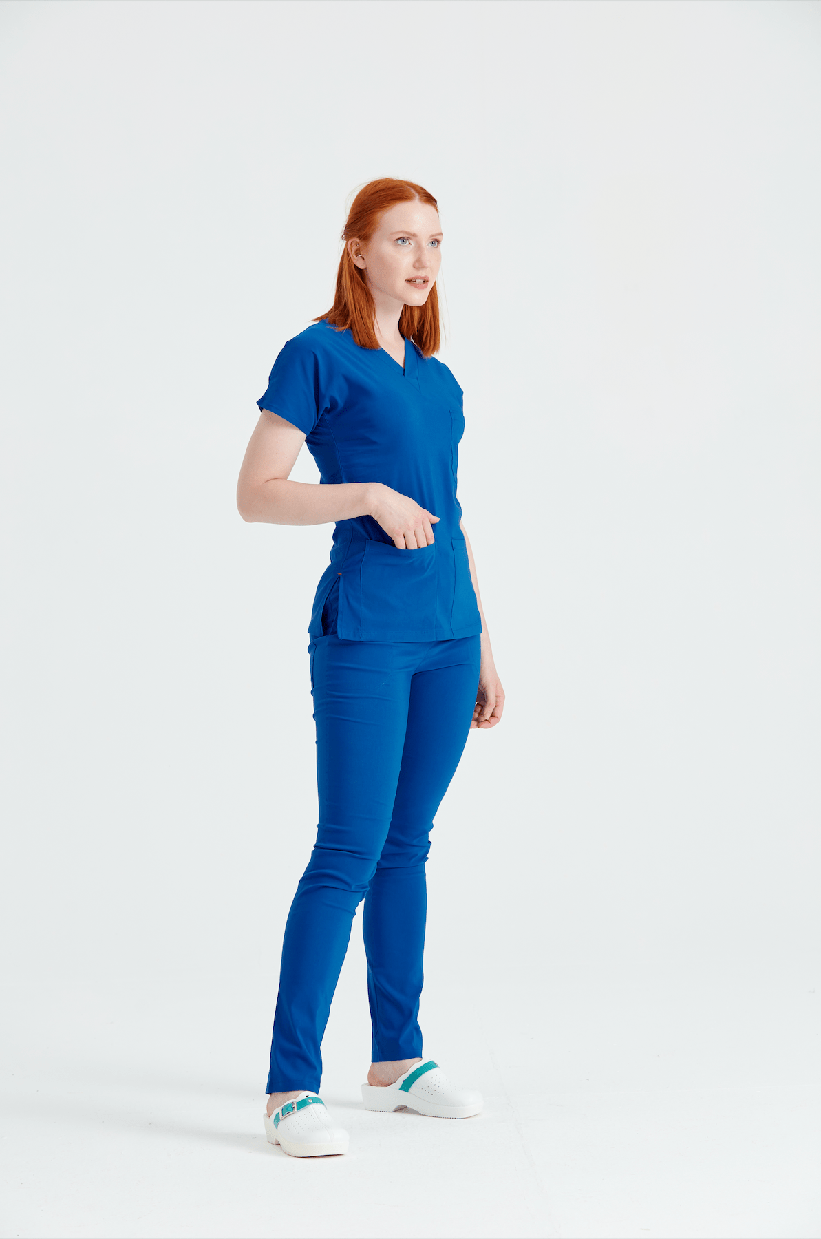 fiatal nő királykék elasztán orvosi öltönyben, királykékben, klasszikus Flex modellben