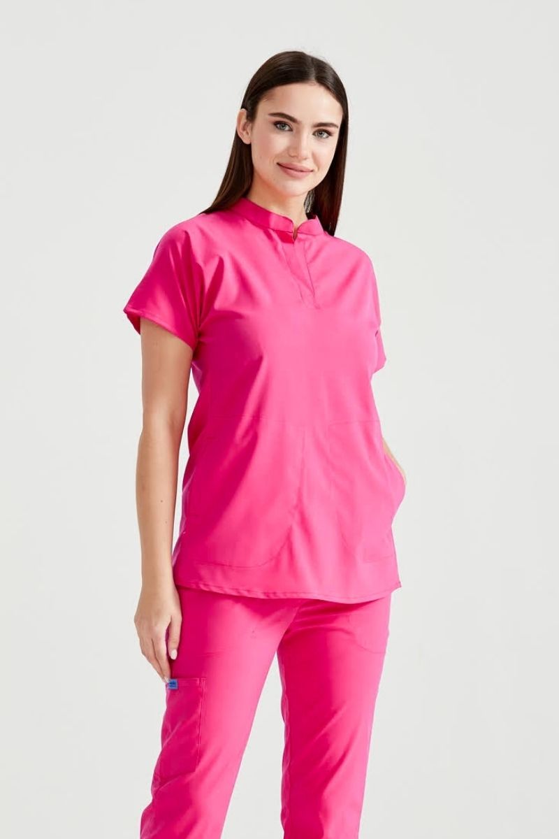 Asistenta medicala imbracata in costum medical, femei, fuchsia, vedere din fata