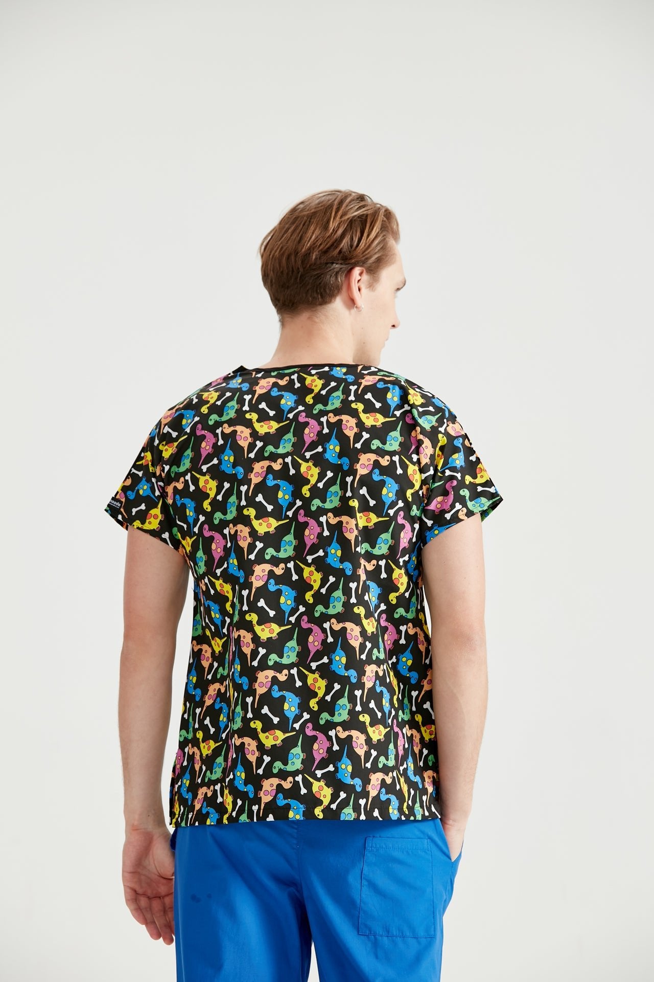 Dino blúzba öltözött orvosi asszisztens, hátulnézet