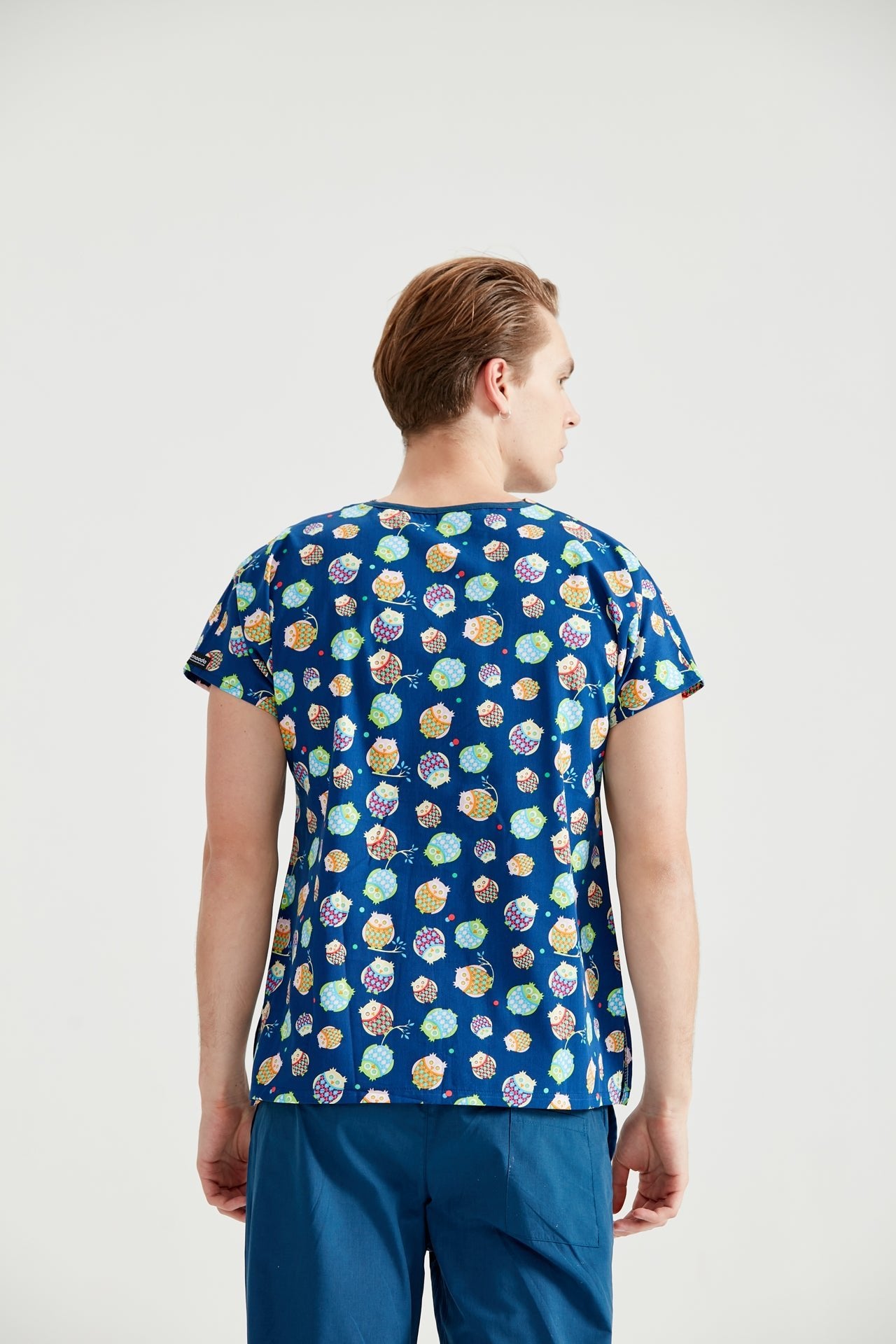 Orvosi asszisztens kék bagolyblúzt visel, hátulnézet