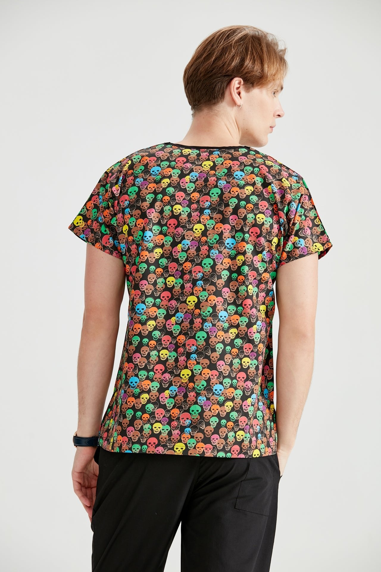 Orvosi asszisztens koponya orvosi blúzt visel, hátulnézet