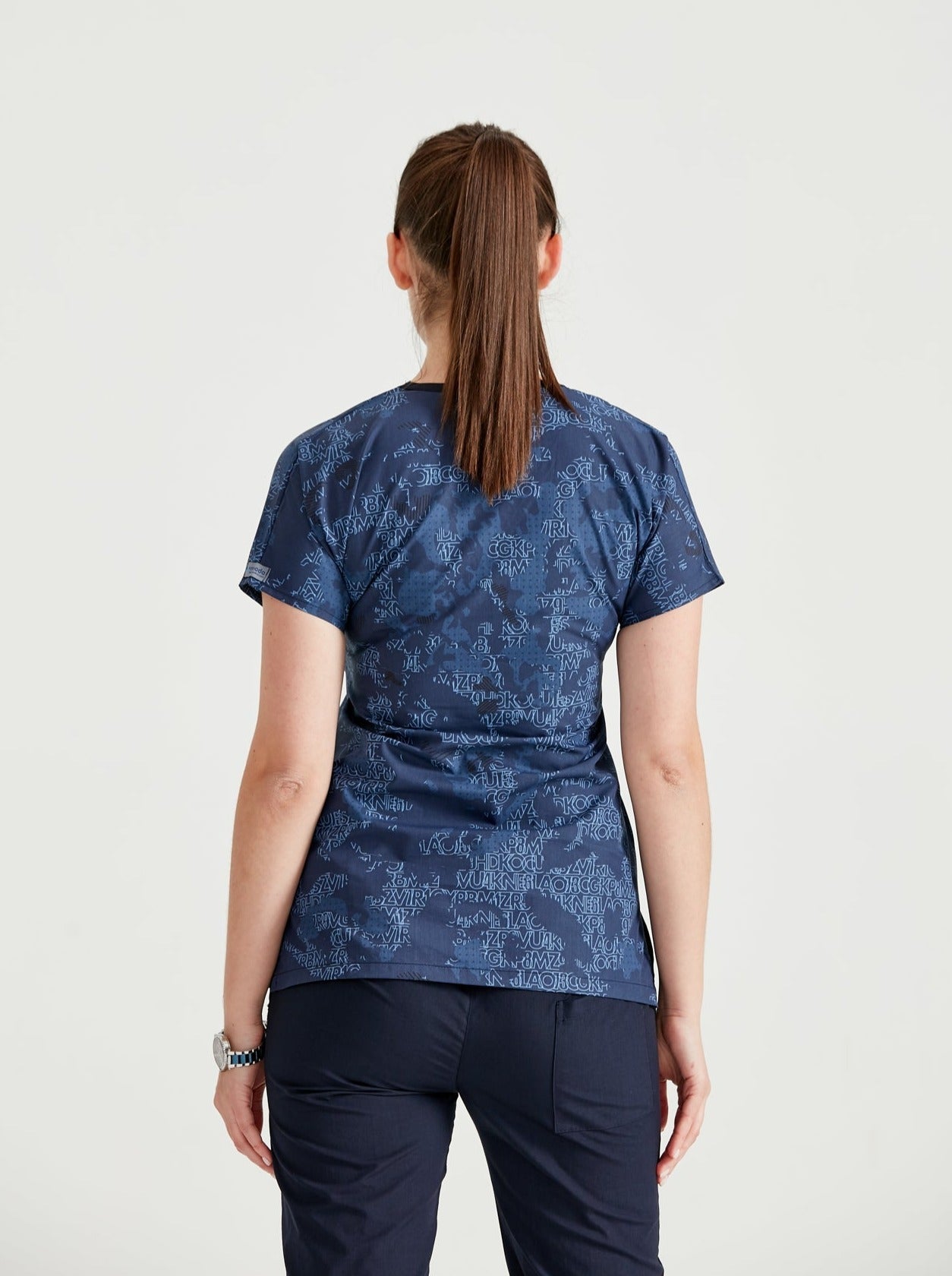 Asistenta medicala imbracata in bluza Camouflage Bluemarin, vedere din spate