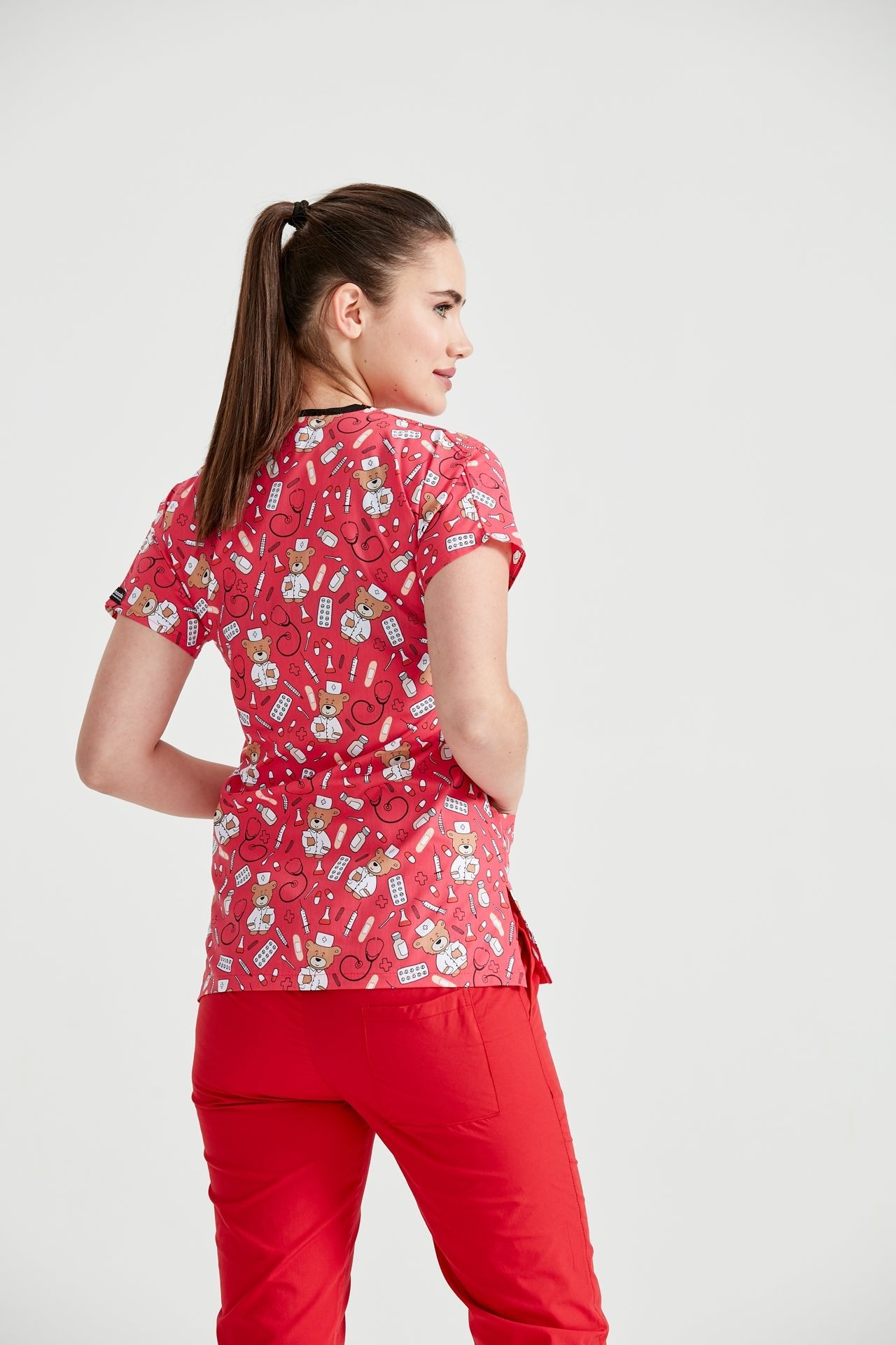 Asistenta medicala imbracata in bluza Teddy Red, vedere din spate