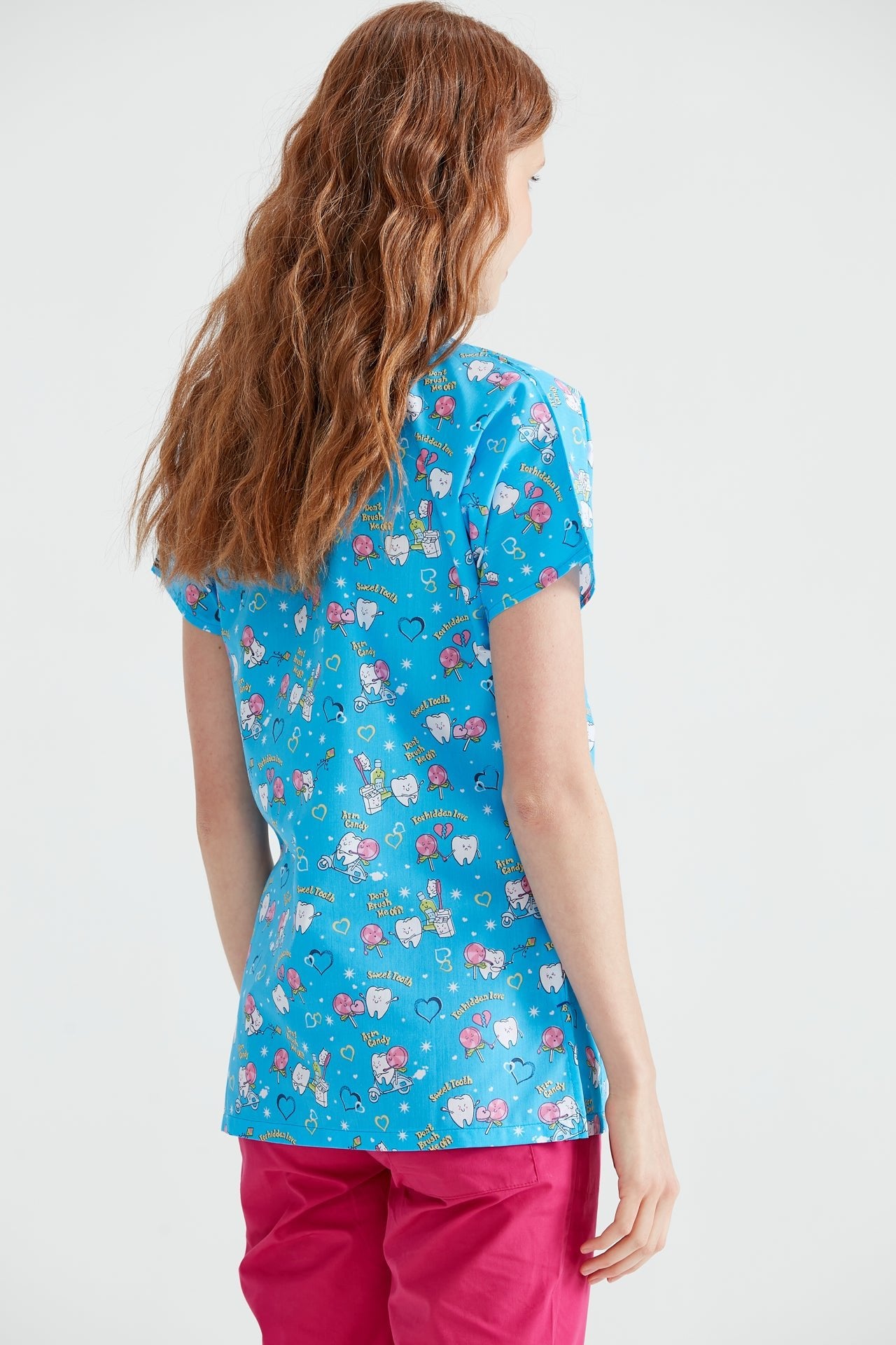 A nővér, aki a Teethblue orvosi blúzt viseli, hátulnézet