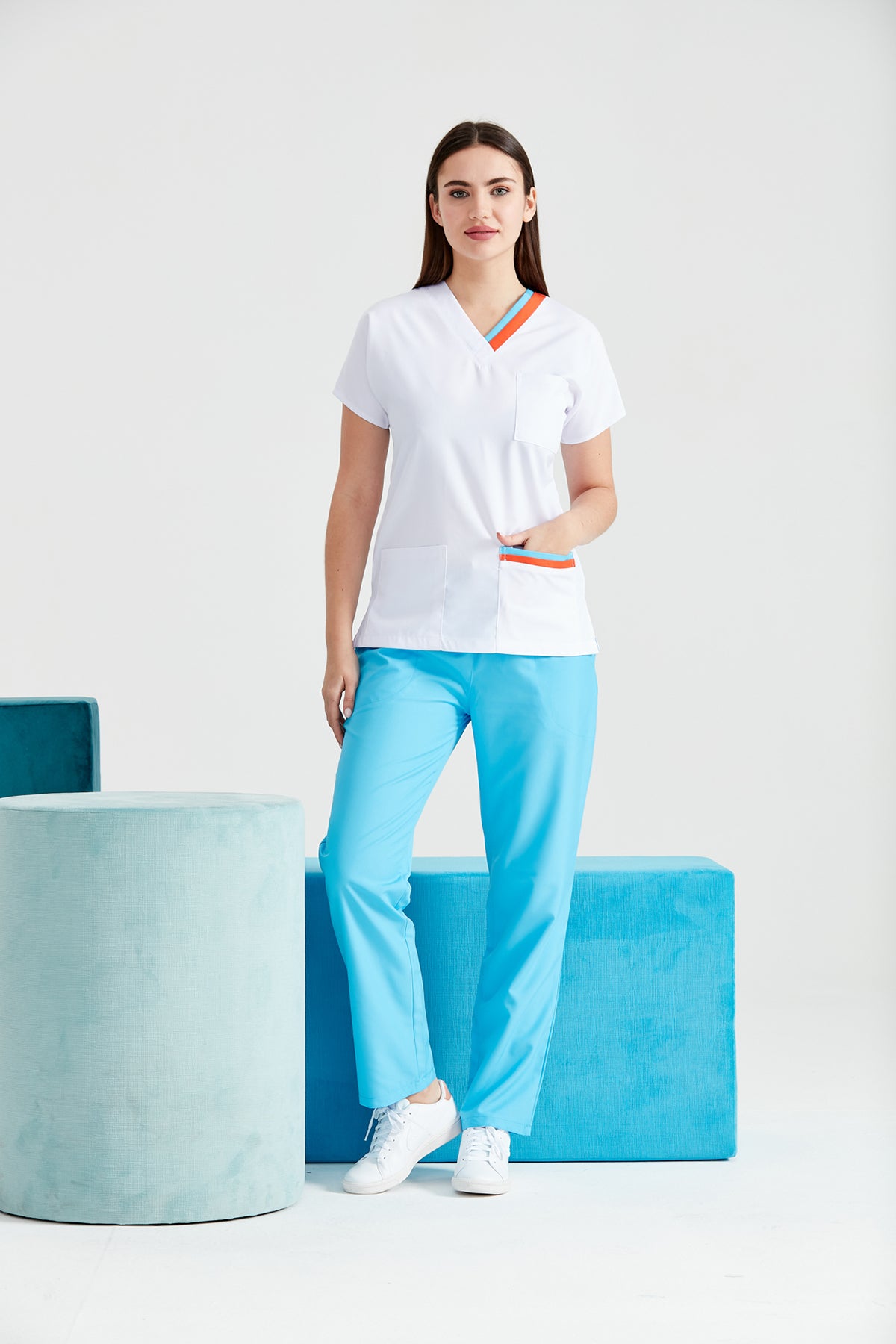 Bluza medicala alba cu dungi colorate, guler V albastru si portocaliu, maneca scurta si trei buzunare