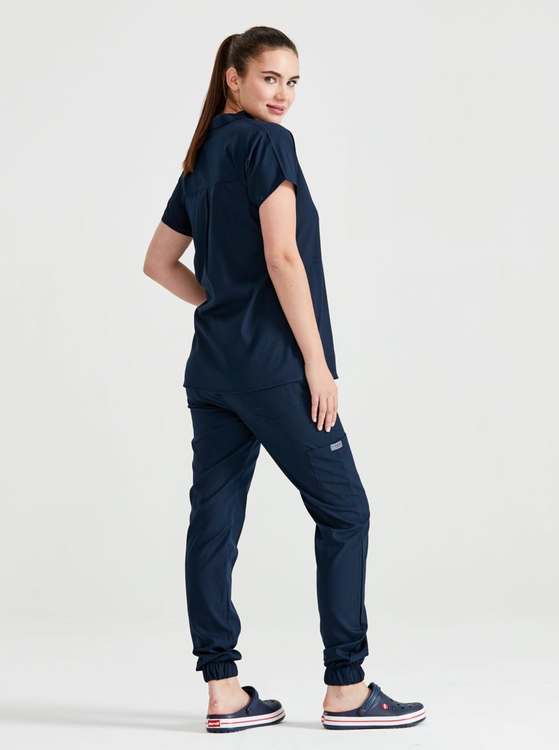 : Orvosi asszisztens sötétkék női orvosi öltönyben, hátulnézet