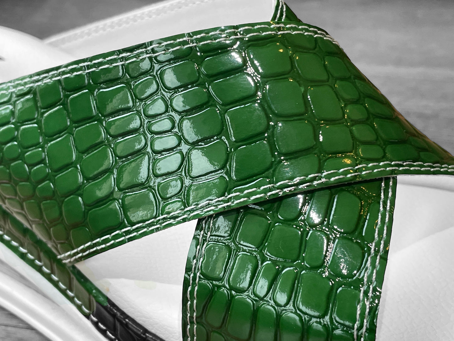 Sandale ortopedice medicale cu barete si talpa inalta, fotografiate de aproape. Detaliu cu baretele