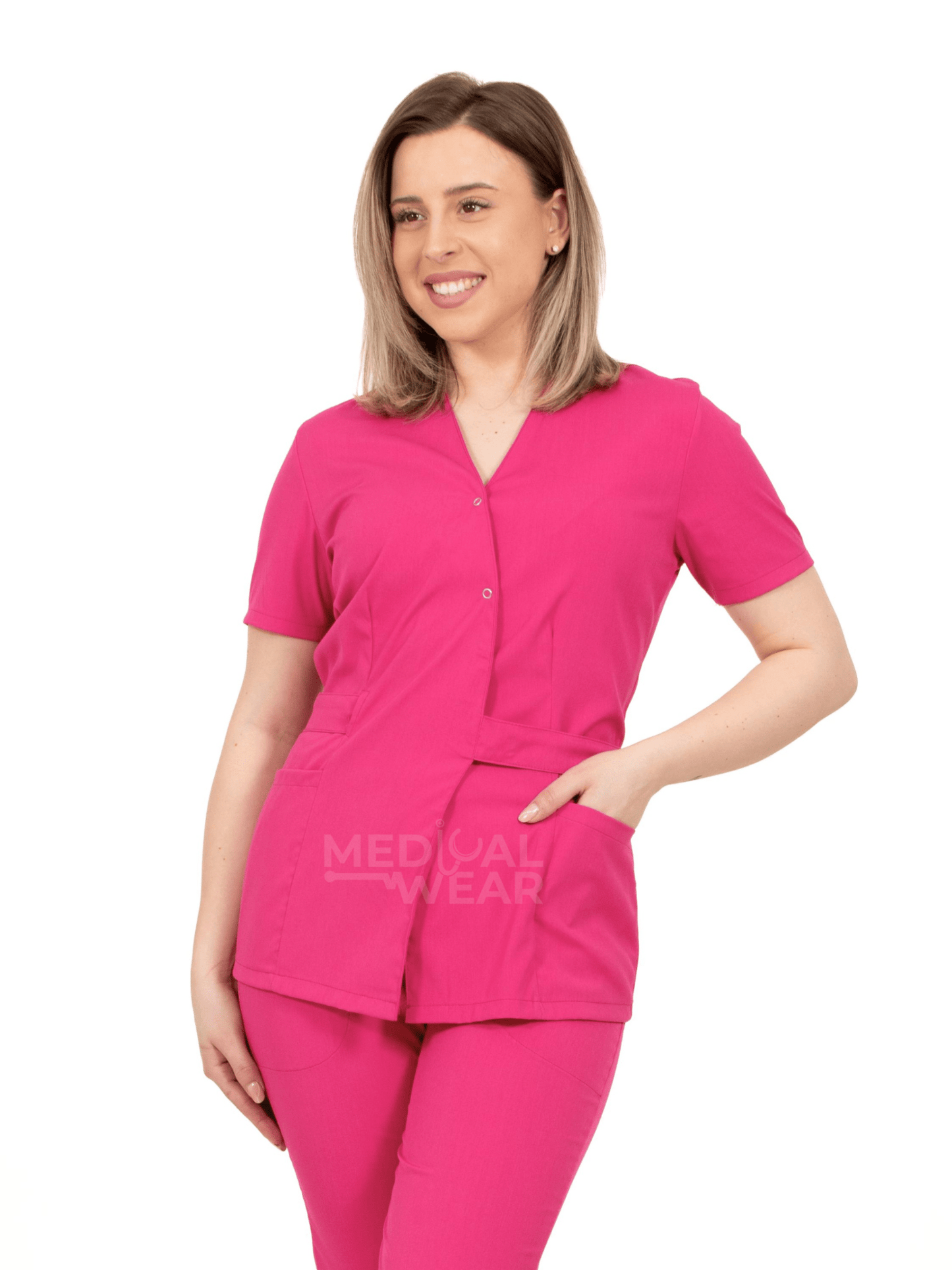 a nővér kimonó típusú orvosi öltönybe öltözött, fukszia színű