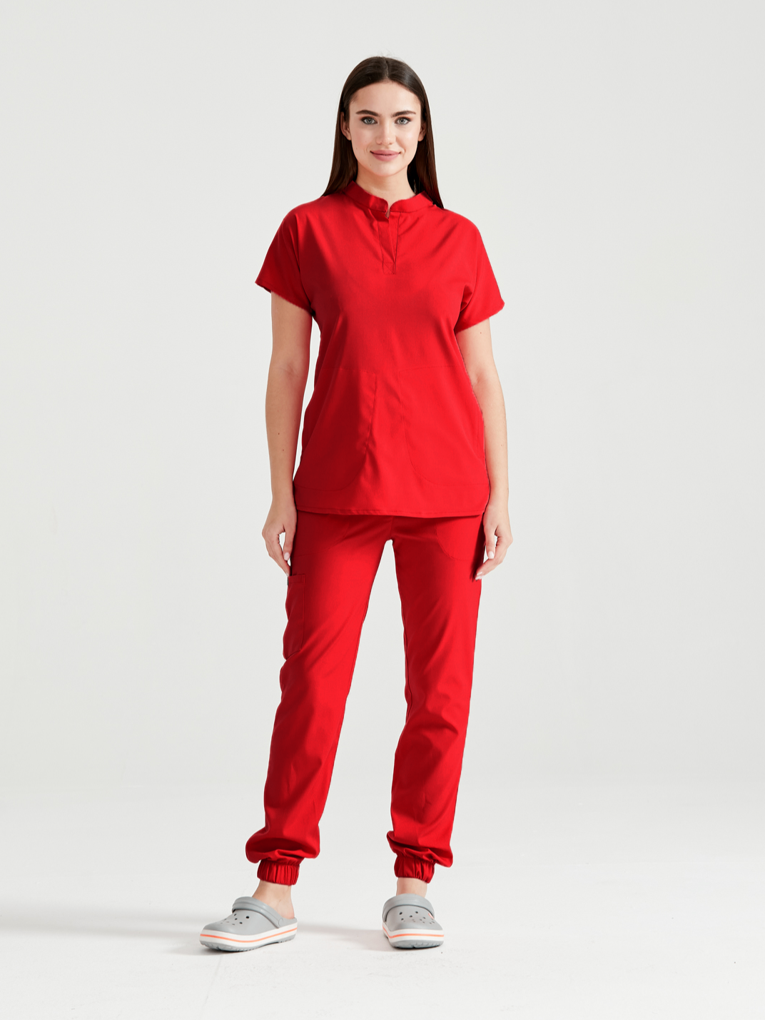 Asistenta medicala imbracata in costum medical de dama rosu - red, vedere din profil