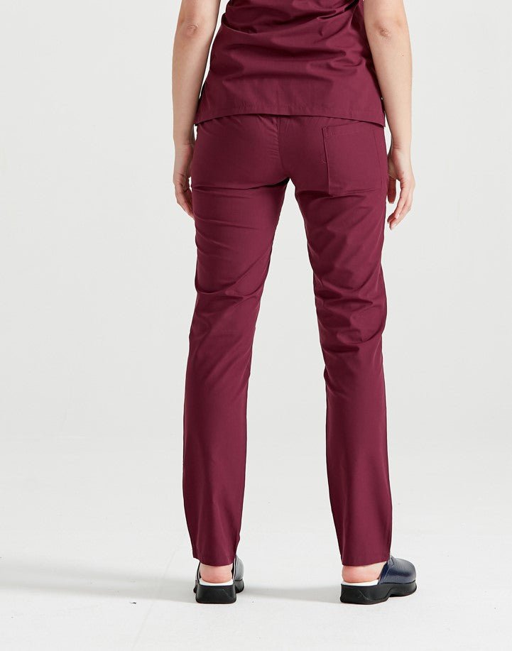 Asistenta medicala imbracata in pantaloni Burgundy, vedere din spate