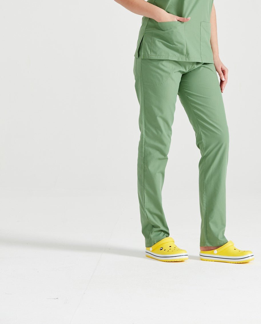 Pistaccio orvosi nadrágba öltözött nővér, félprofil nézet