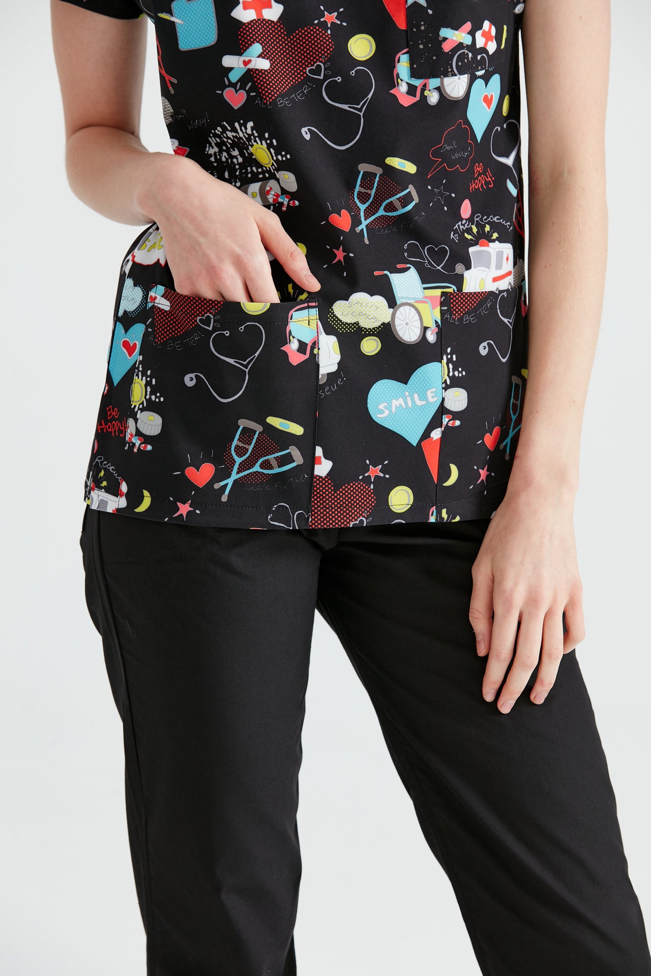 Orvosi asszisztens Ambulance Fekete blúzba öltözve, zsebre tett kézzel, elölnézet