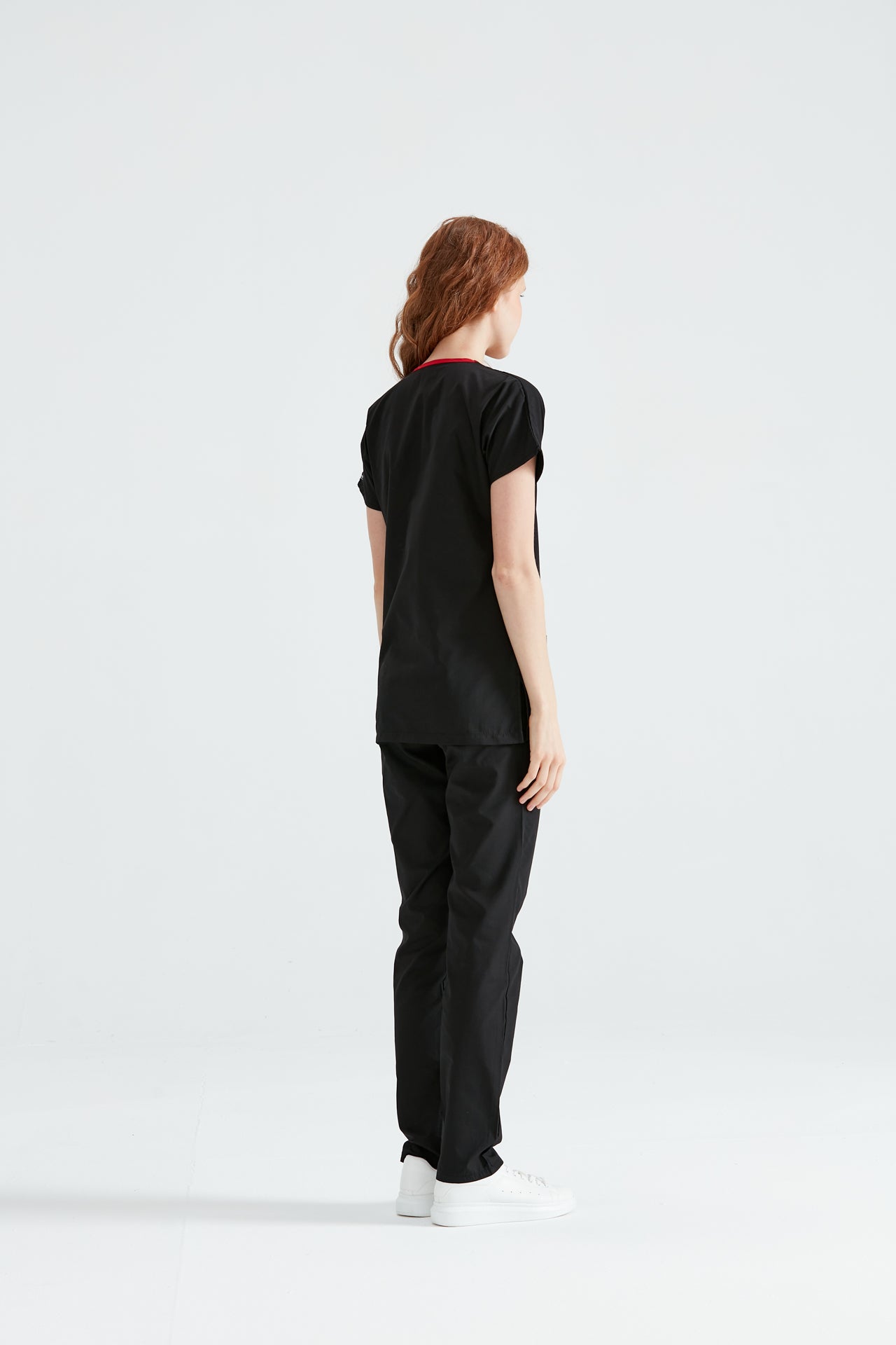 tanara in costum medical din elastan de culoare neagra