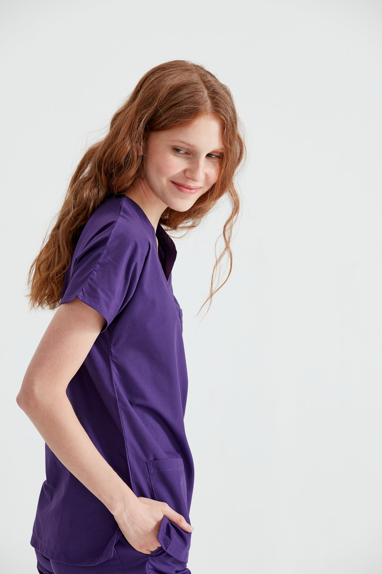 Asistenta medicala in costum medical mov Purple, vedere din profil