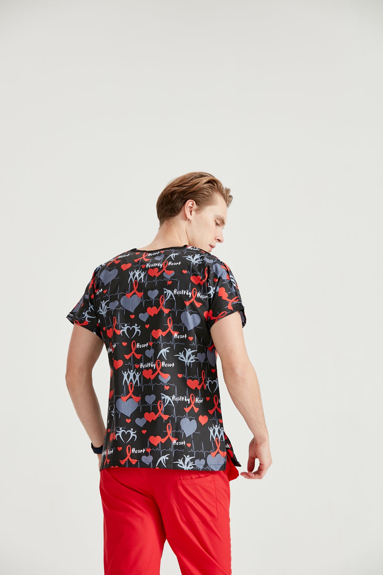 Kardió blúzt viselő orvosi asszisztens, hátulnézet