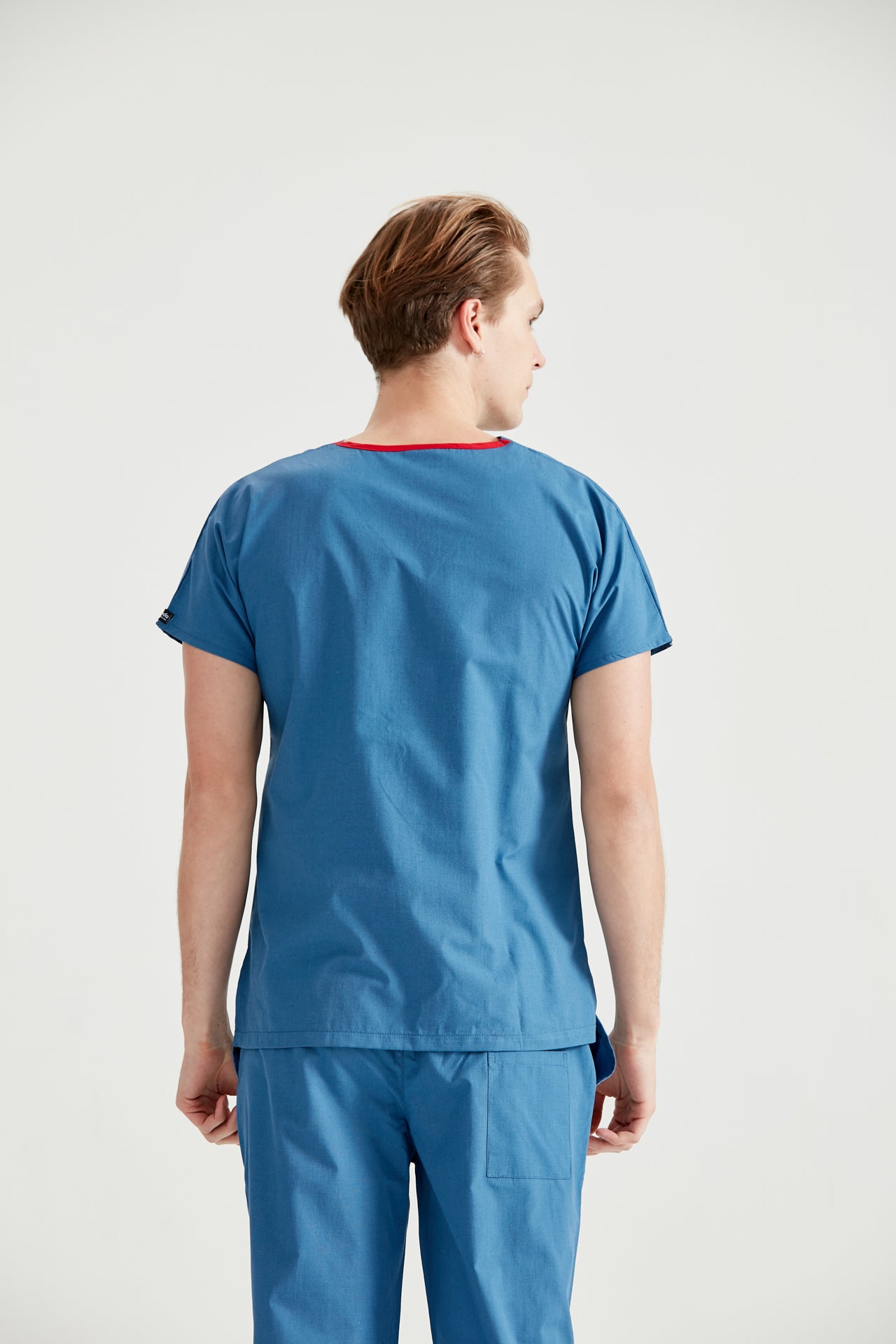 Asistent medical imbracat in costum din elastan alastru Petrol, pentru barbati, vedere din spate