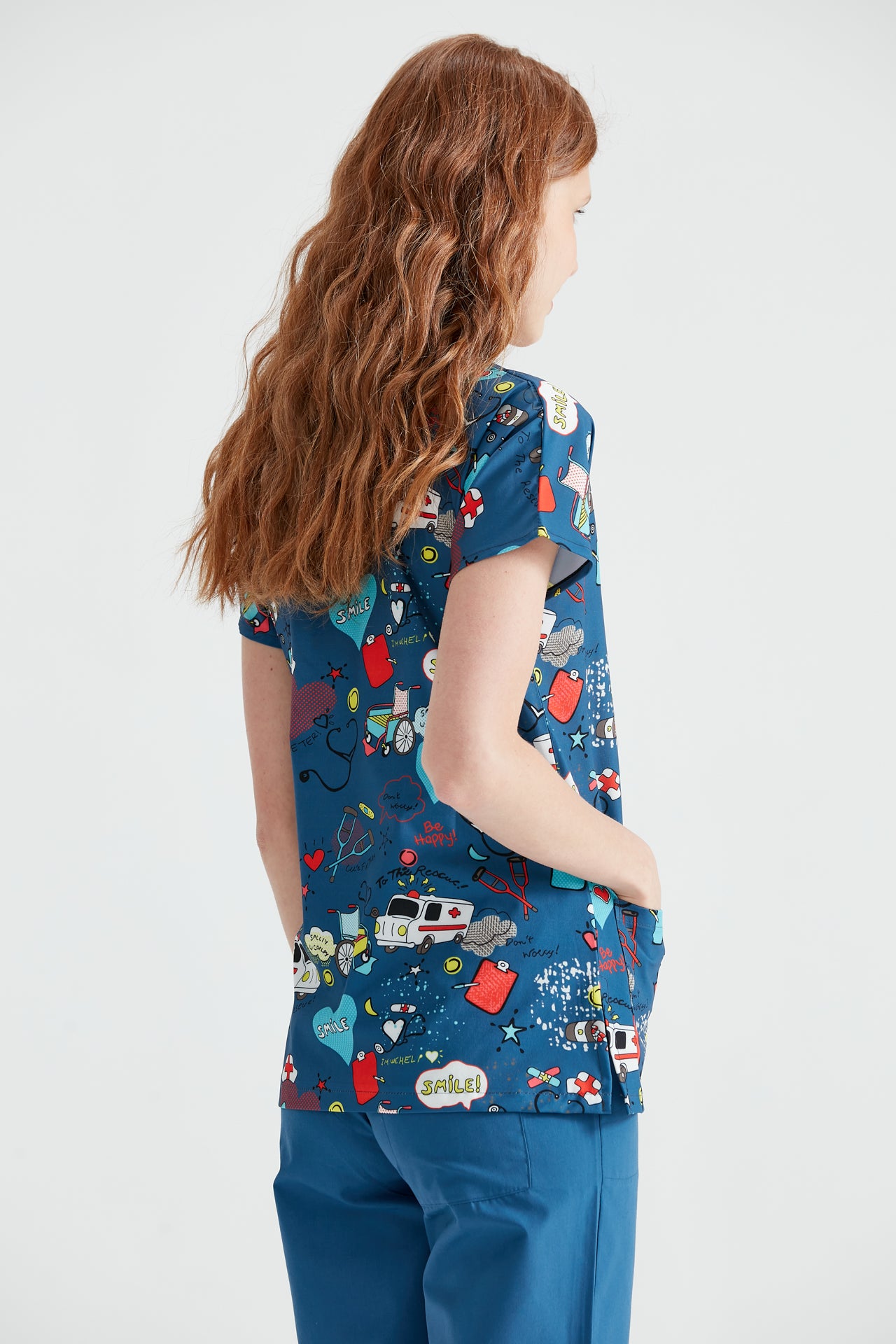 Orvosi asszisztens Ambulance Blue női orvosi blúzt visel, elasztánnal, hátulról