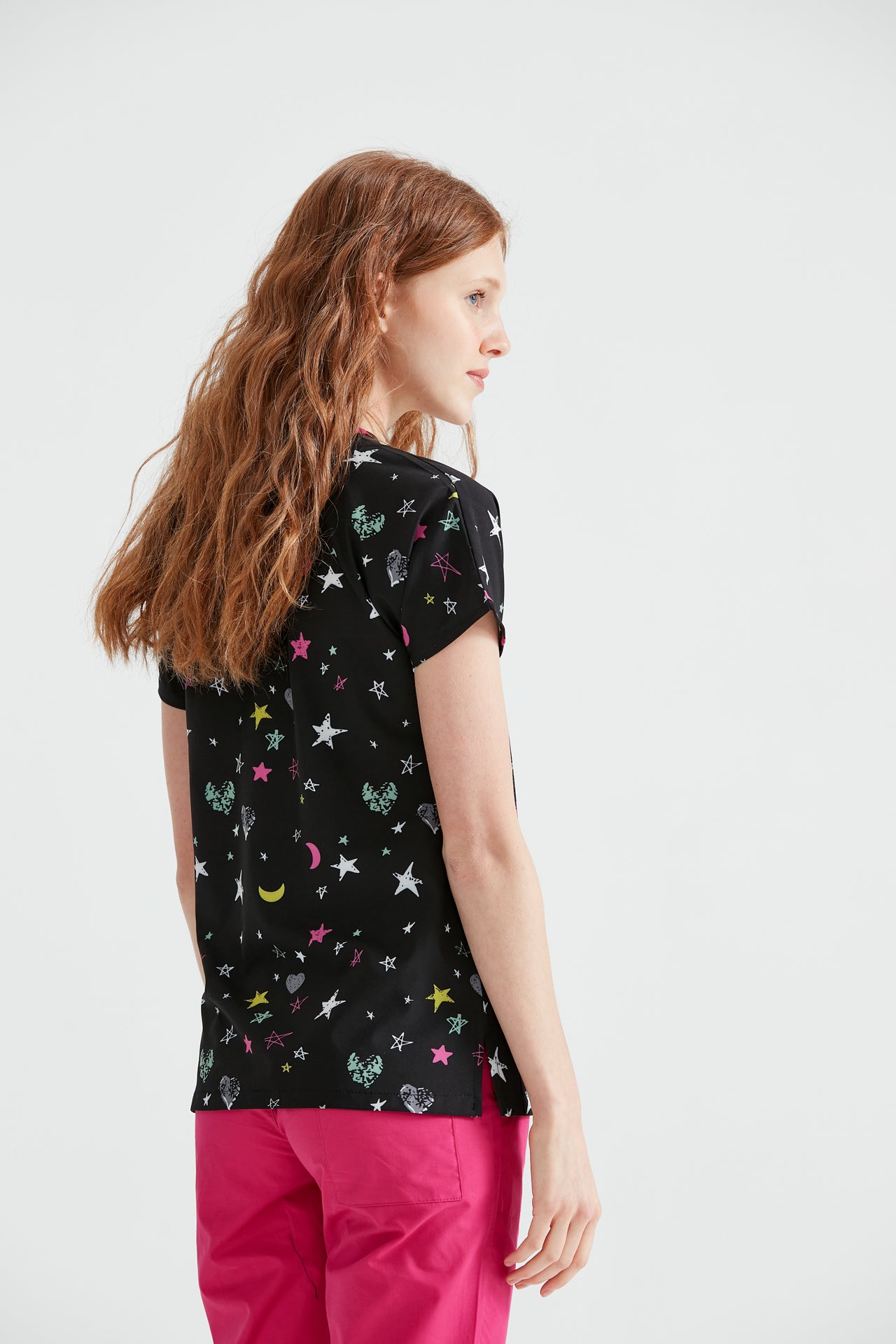 Asistenta imbracata in bluza medicala Stelute, vedere din spate