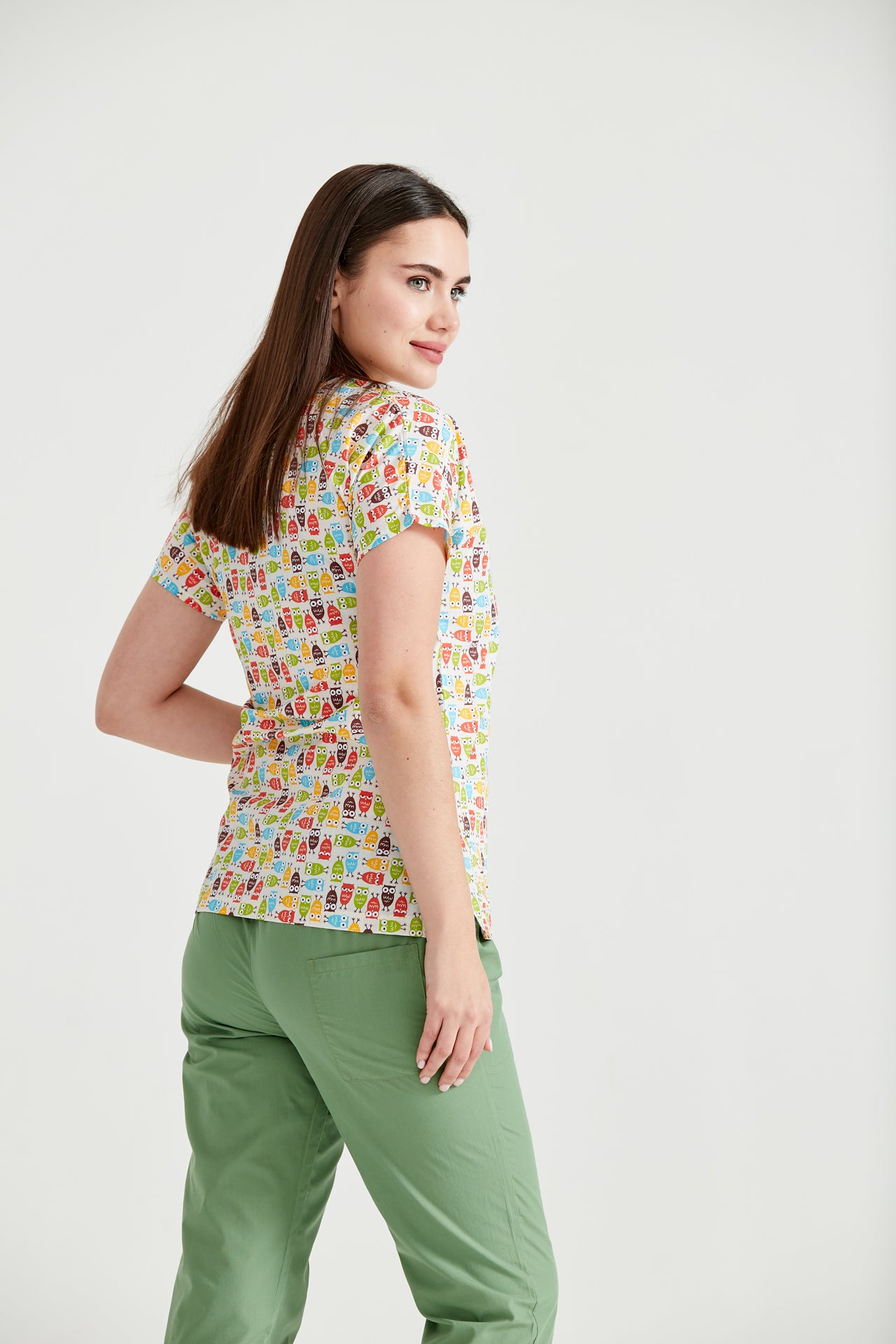 Orvosi asszisztens bagolyblúzt visel, hátulnézet