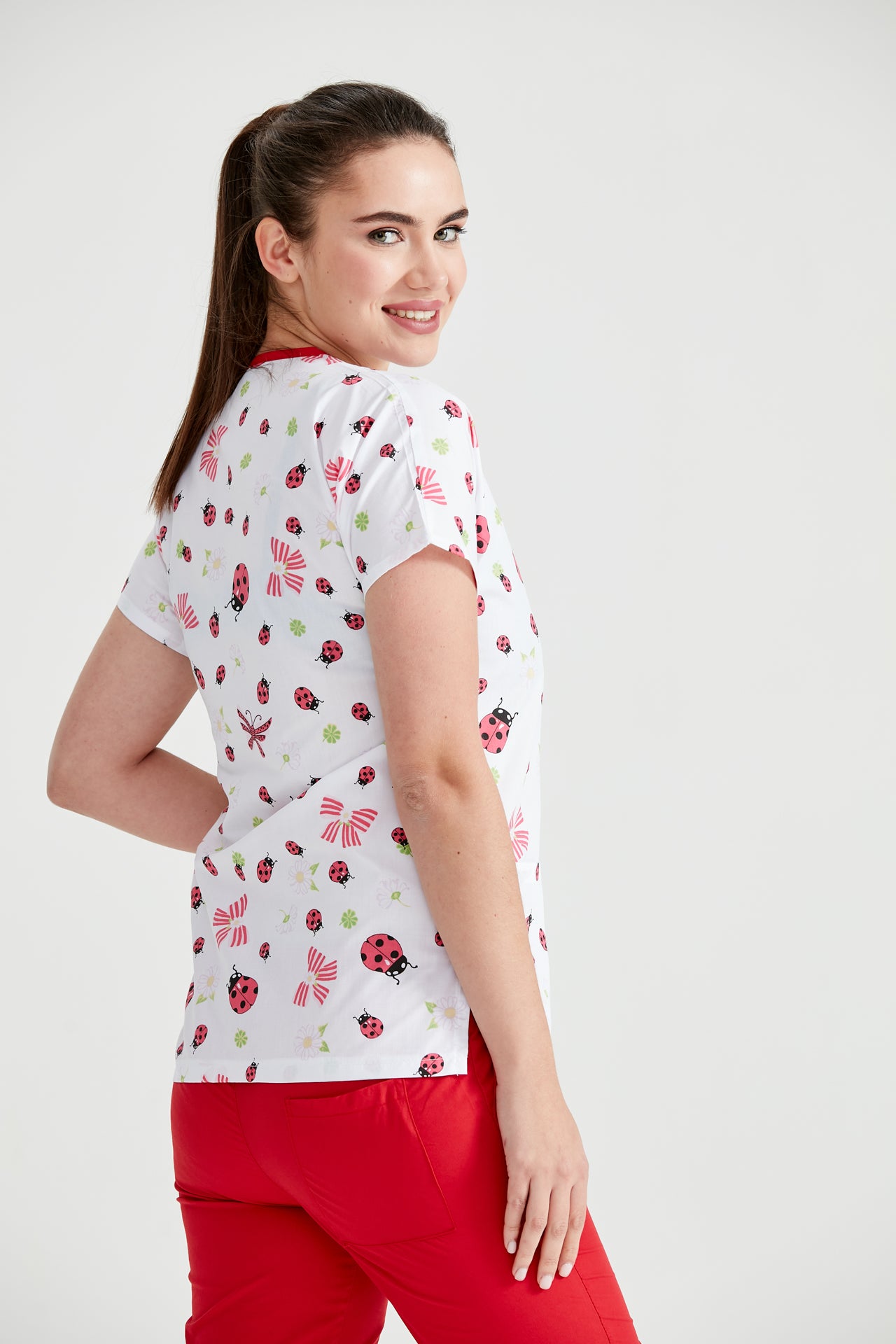 Asistenta medicala imbracata in bluza Buby Red, vedere din spate