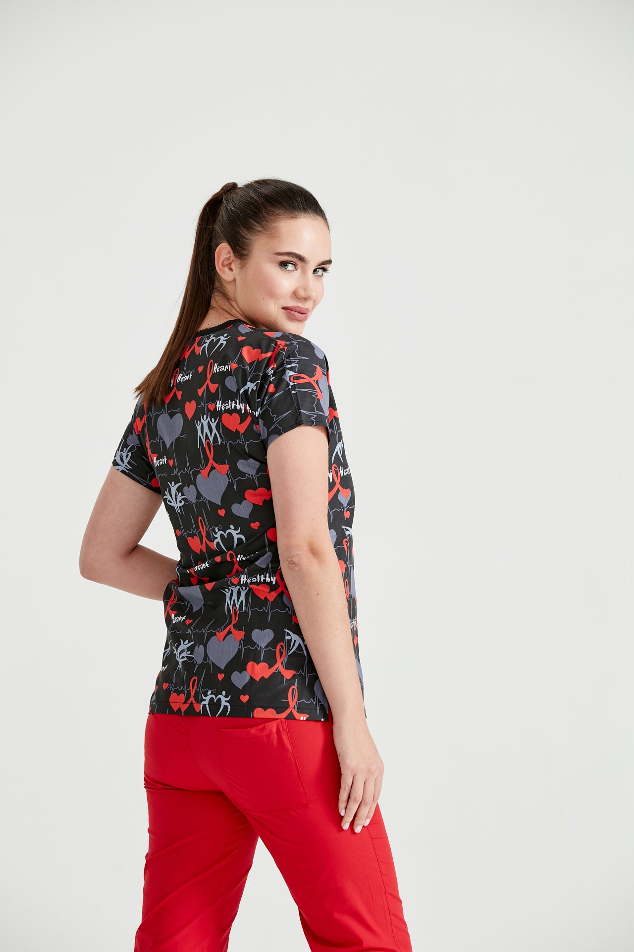 Asistenta medicala imbracata in bluza Cardio, vedere din spate