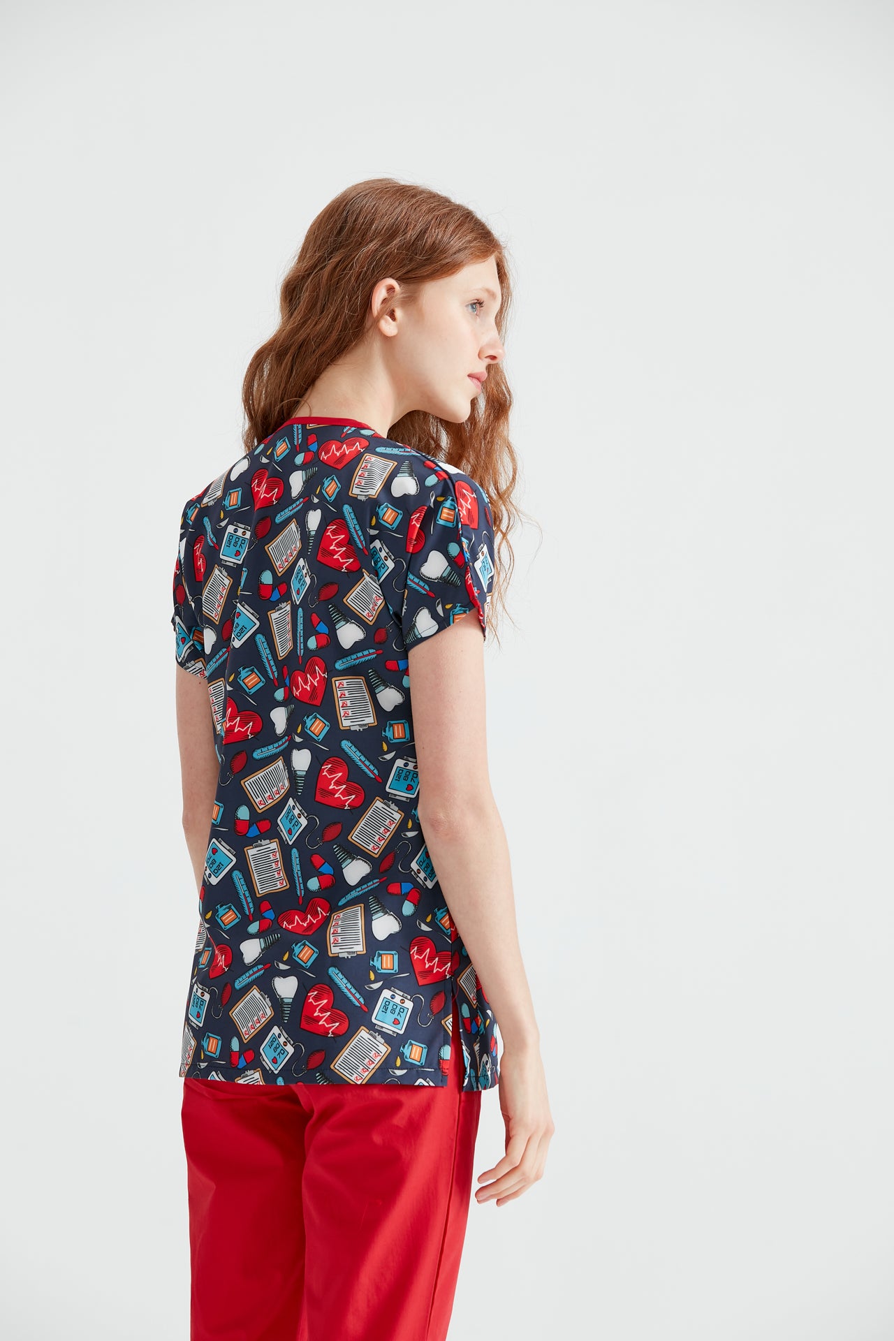 Asistenta medicala imbracata in bluza inimi cardio EKG, vedere din spate