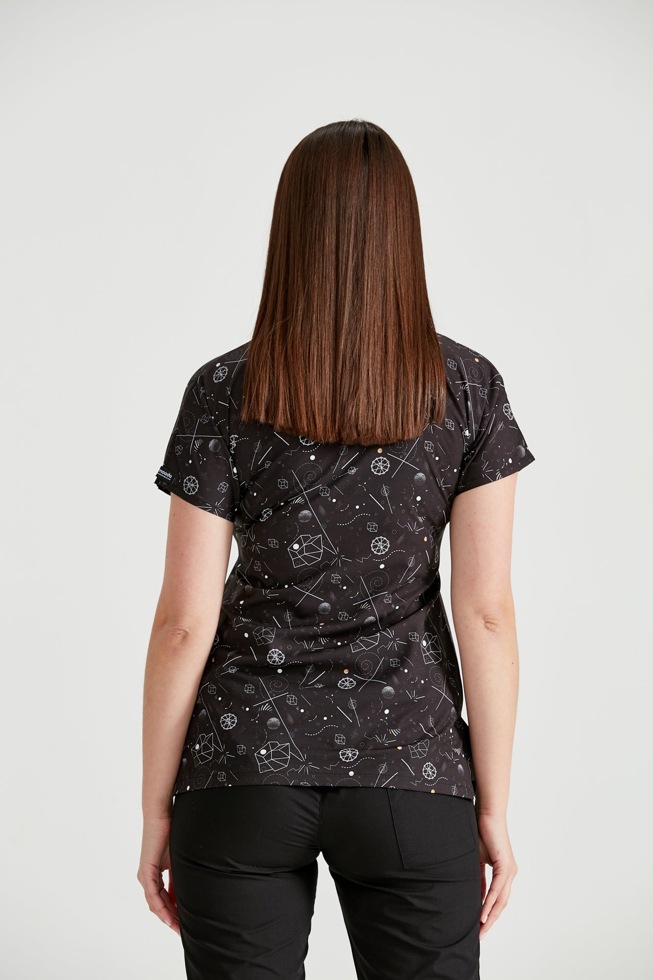 Asistenta medicala imbracata in bluza Geometric, cu elastan, vedere din spate