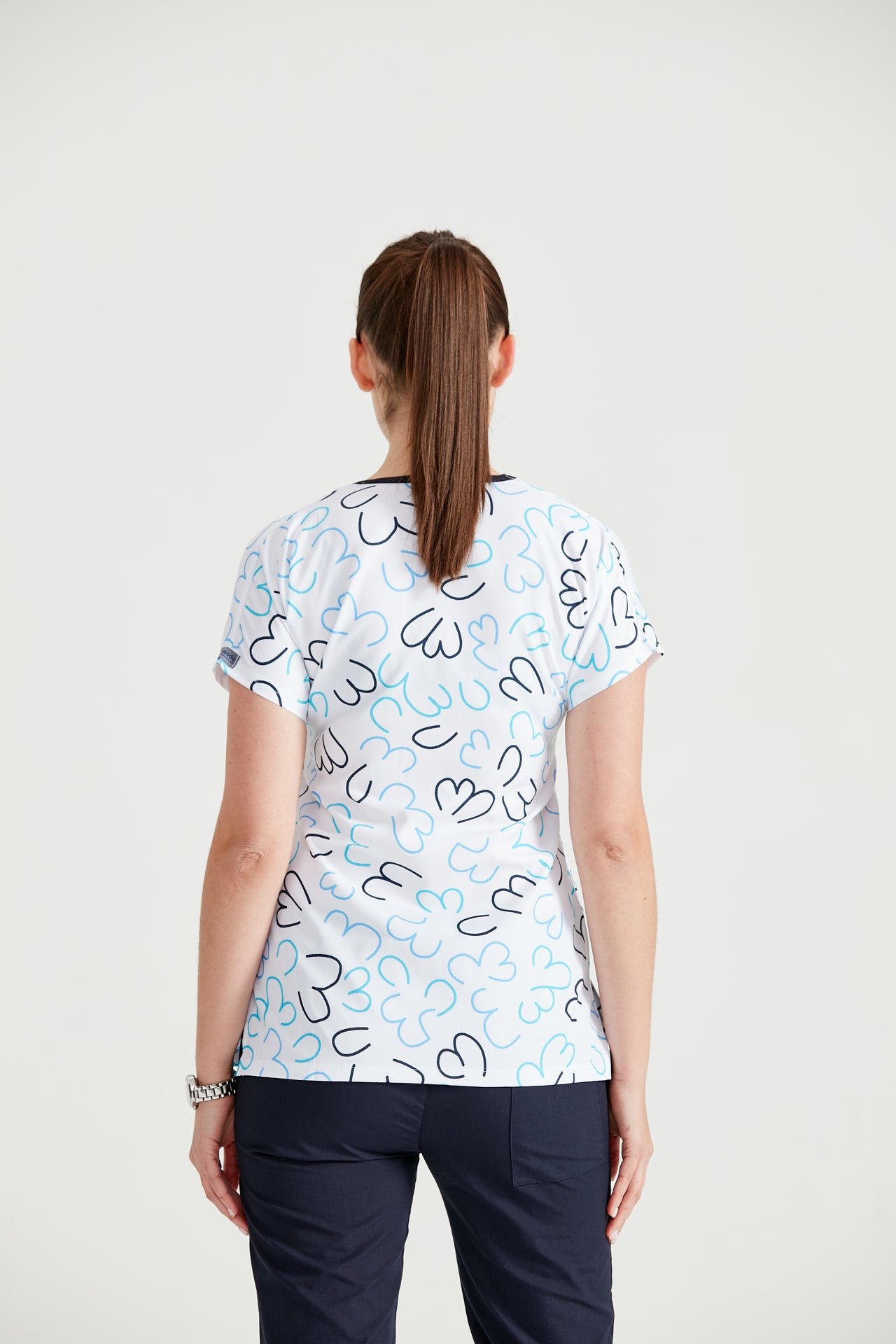 Orvosi asszisztens szív fehér orvosi blúzt visel, hátulnézet