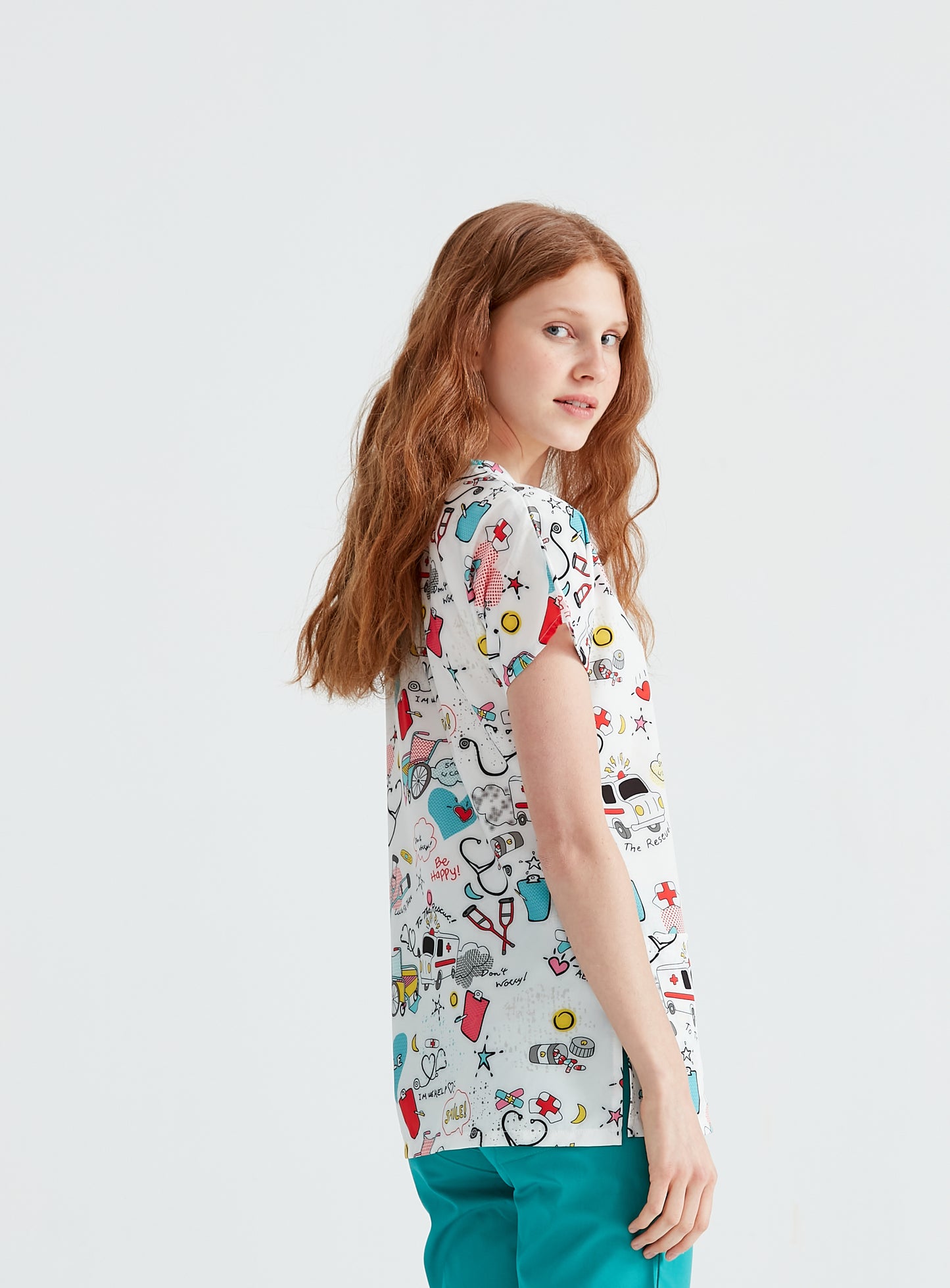 Asistenta medicala imbracata in bluza medicala pentru femei, cu elastan, Ambulance Light, vedere din profil