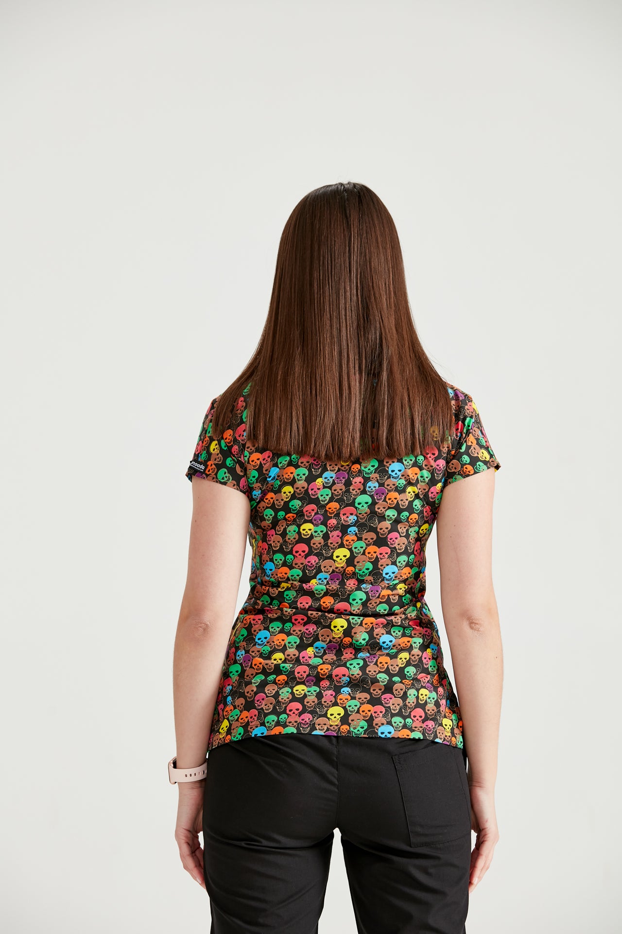 Asistenta medicala imbracata in bluza Skull, vedere din Spate