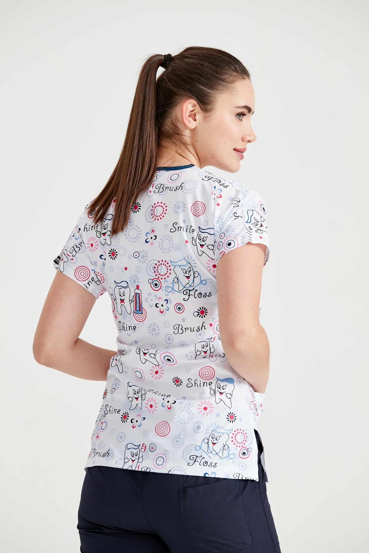 Asistenta medicala imbracata in bluza Teethbrush, vedere din spate