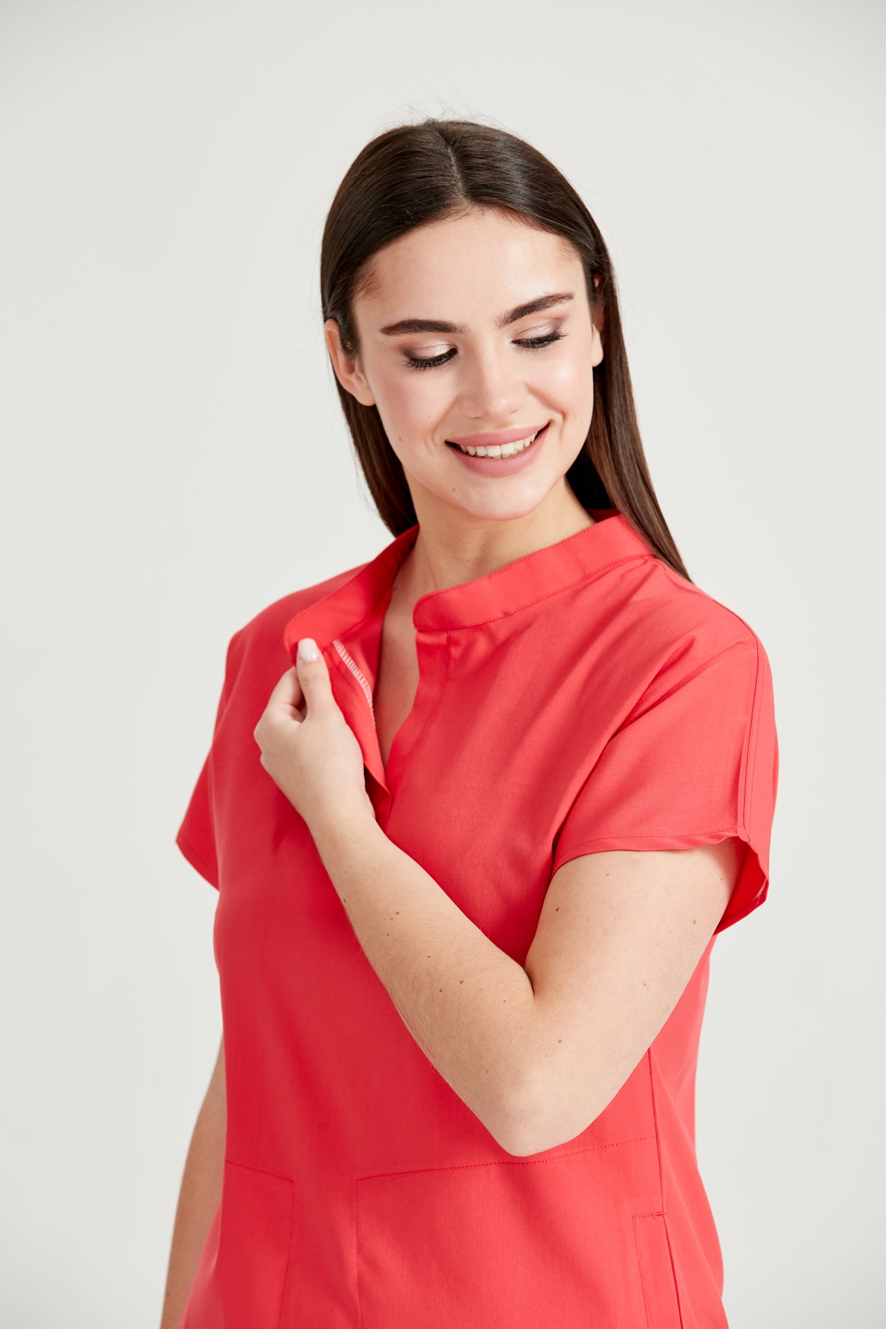 Asistenta medicala imbracata in costum medical femei, rosu corai, Coral, vedere din fata