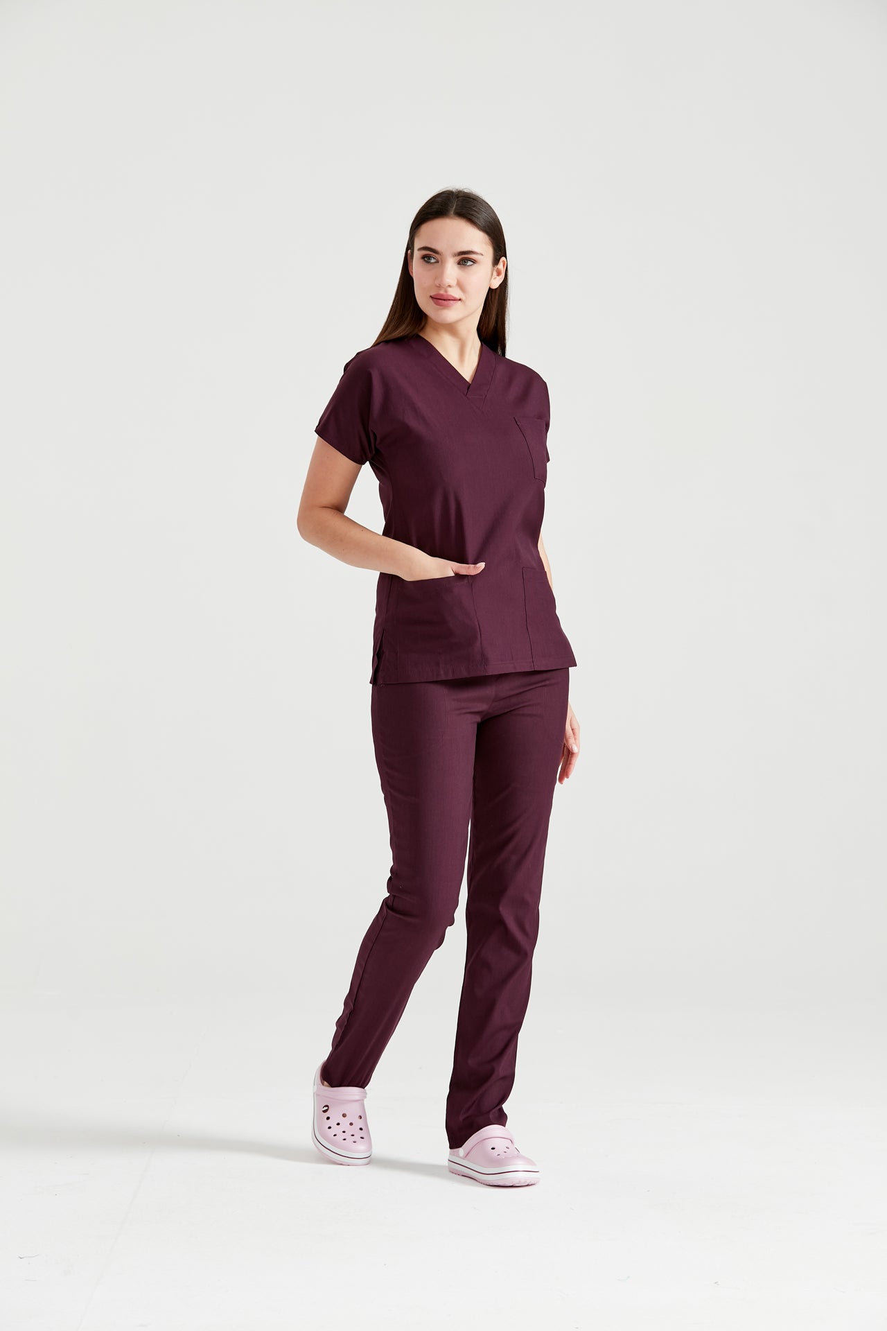 Asistenta medicala imbracata in costum medical clasic flex, grena, Cherry, vedere din picioare