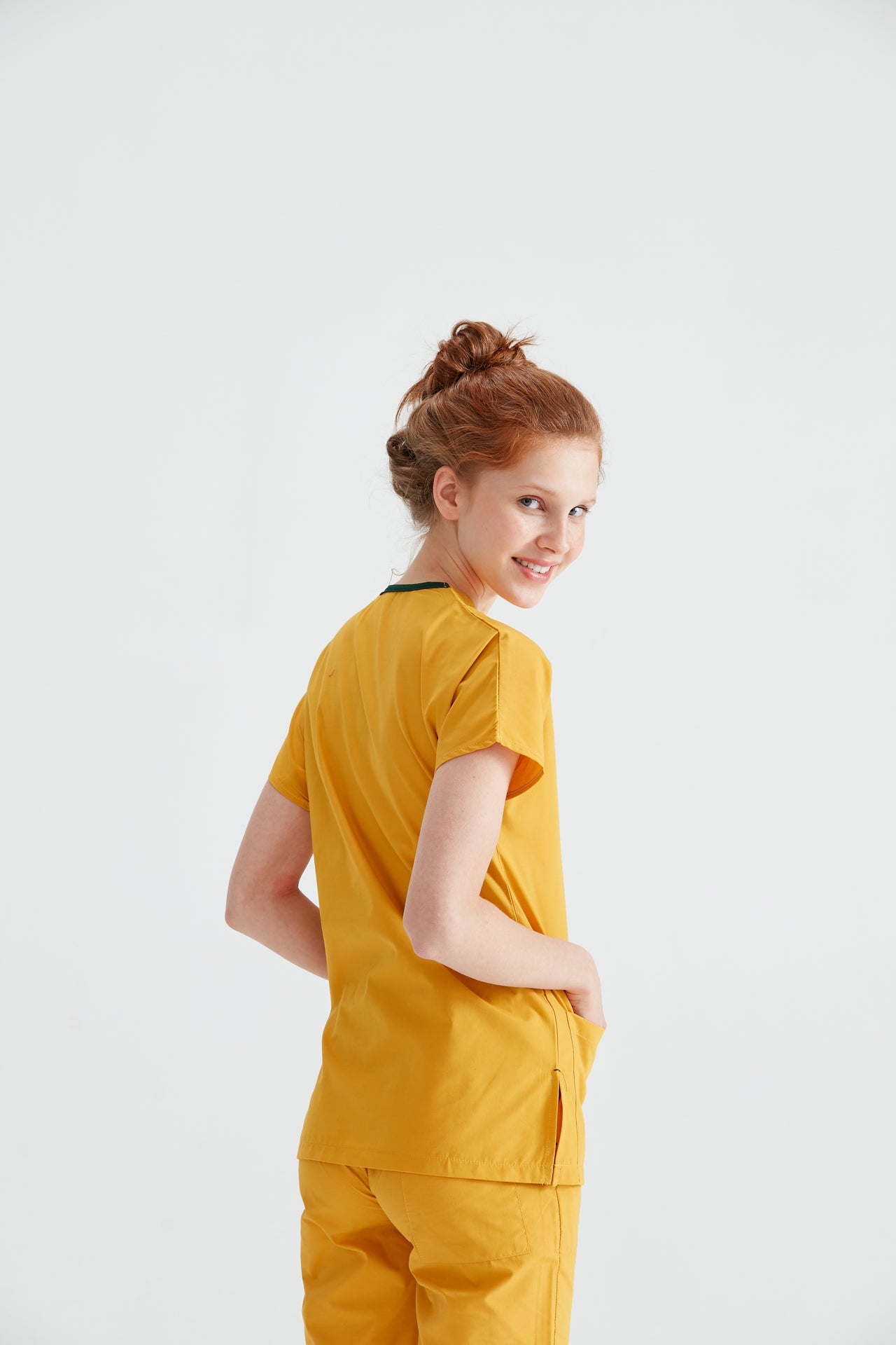 Asistenta medicala imbracata in costum medical galben Yellow Sun, vedere din spate