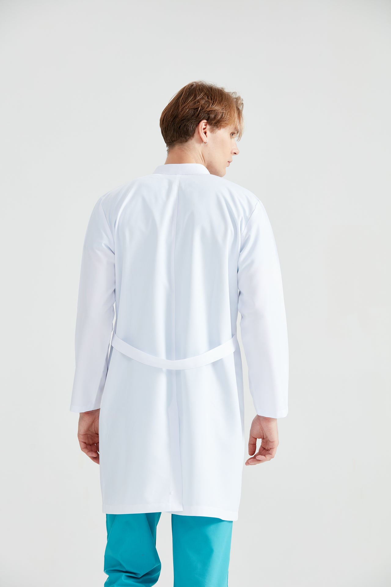 Asistent medical imbracat in halat Tunica Long, vedere din spate
