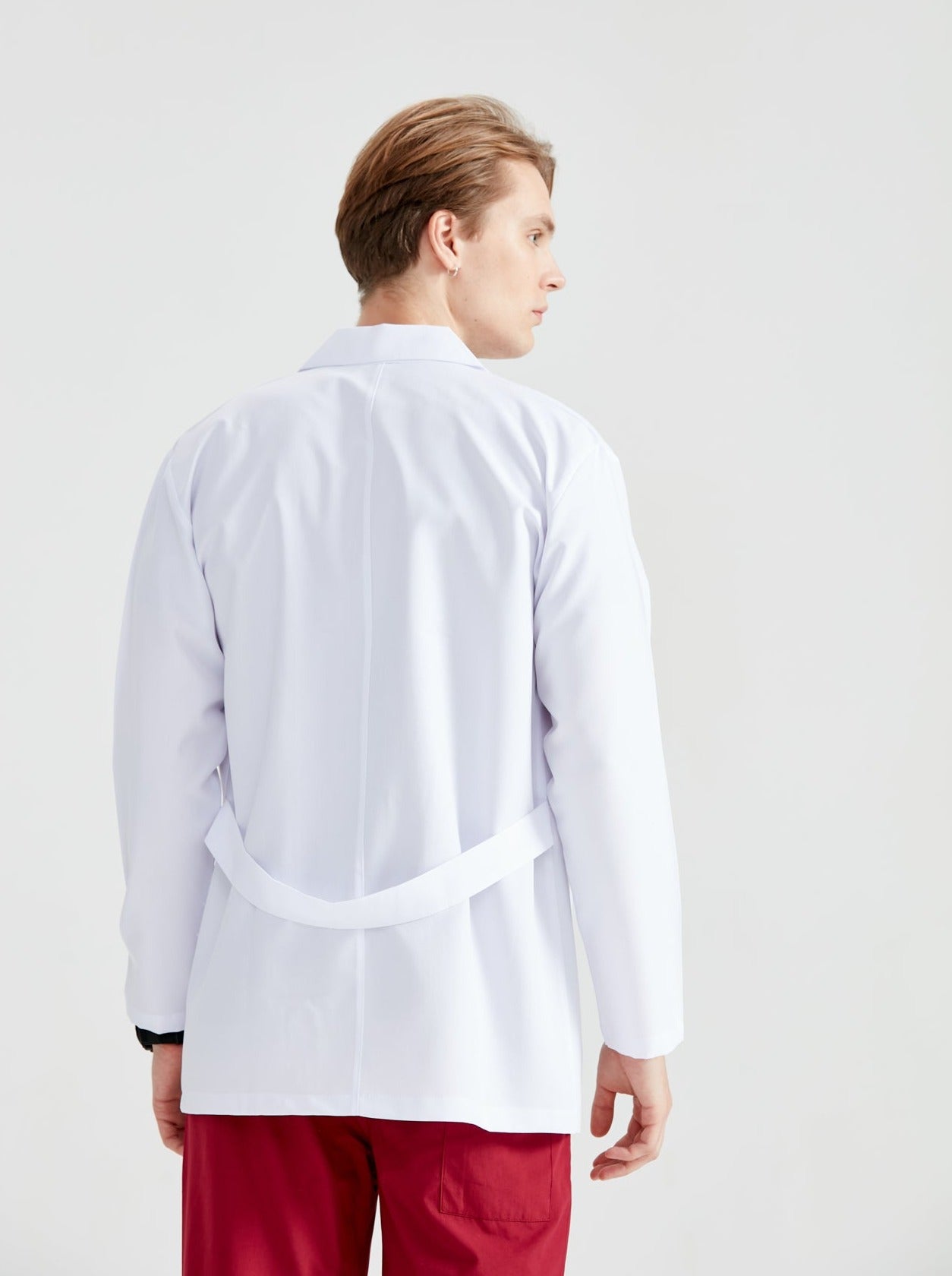 Asistent medical imbracat in halat Rever Short, vedere din spate