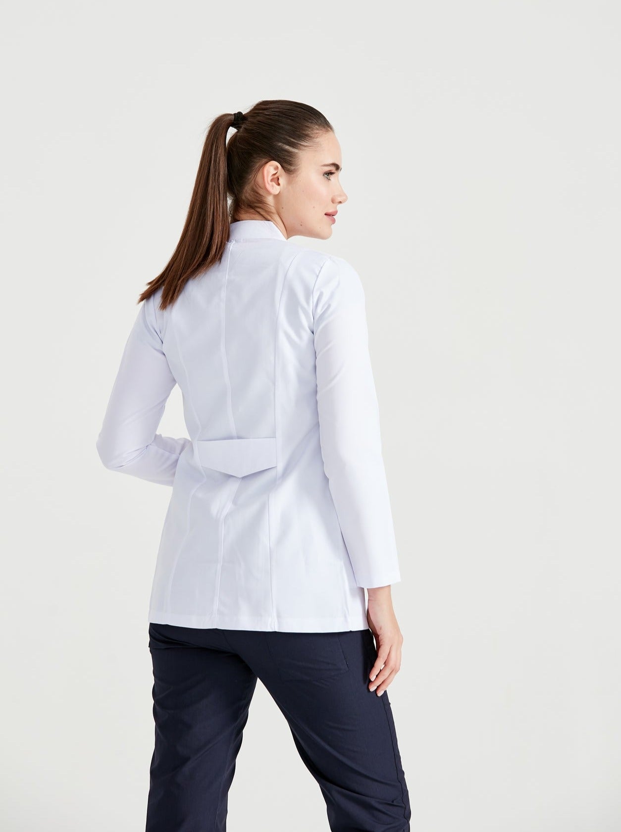 Asistenta medicala imbracata in halat Rever Short, vedere din spate